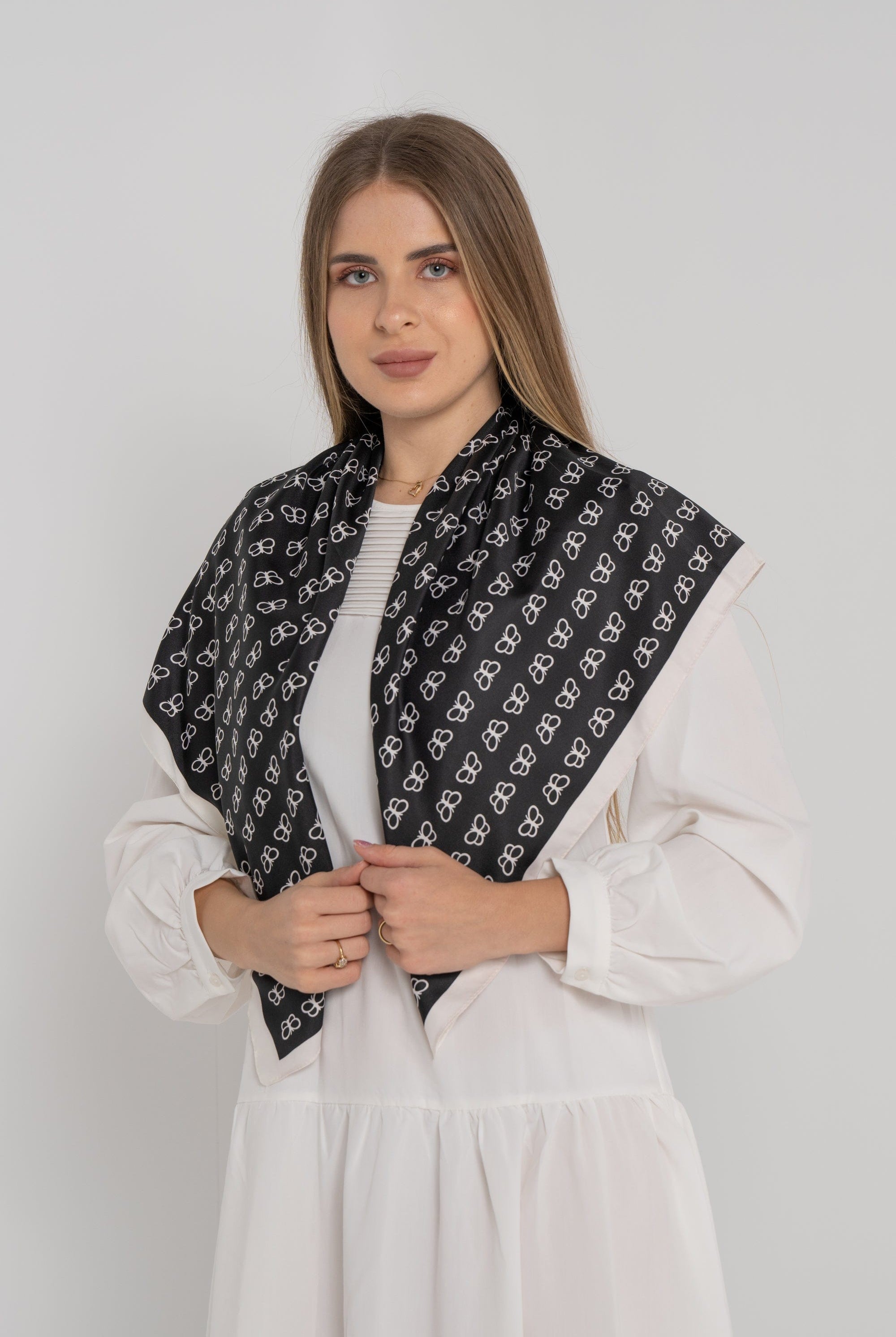 نتشي وشاح صغير مربع نسائي