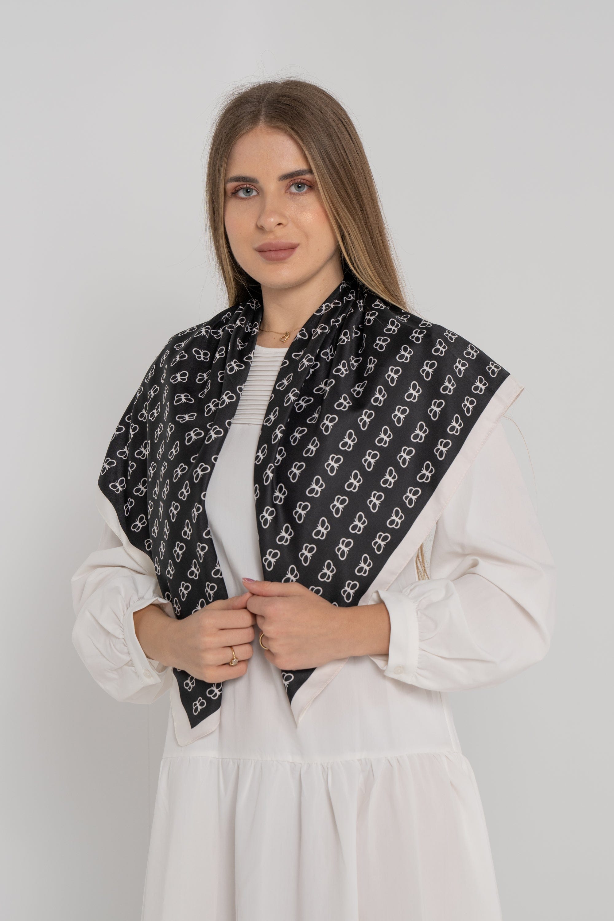 نتشي وشاح صغير مربع نسائي