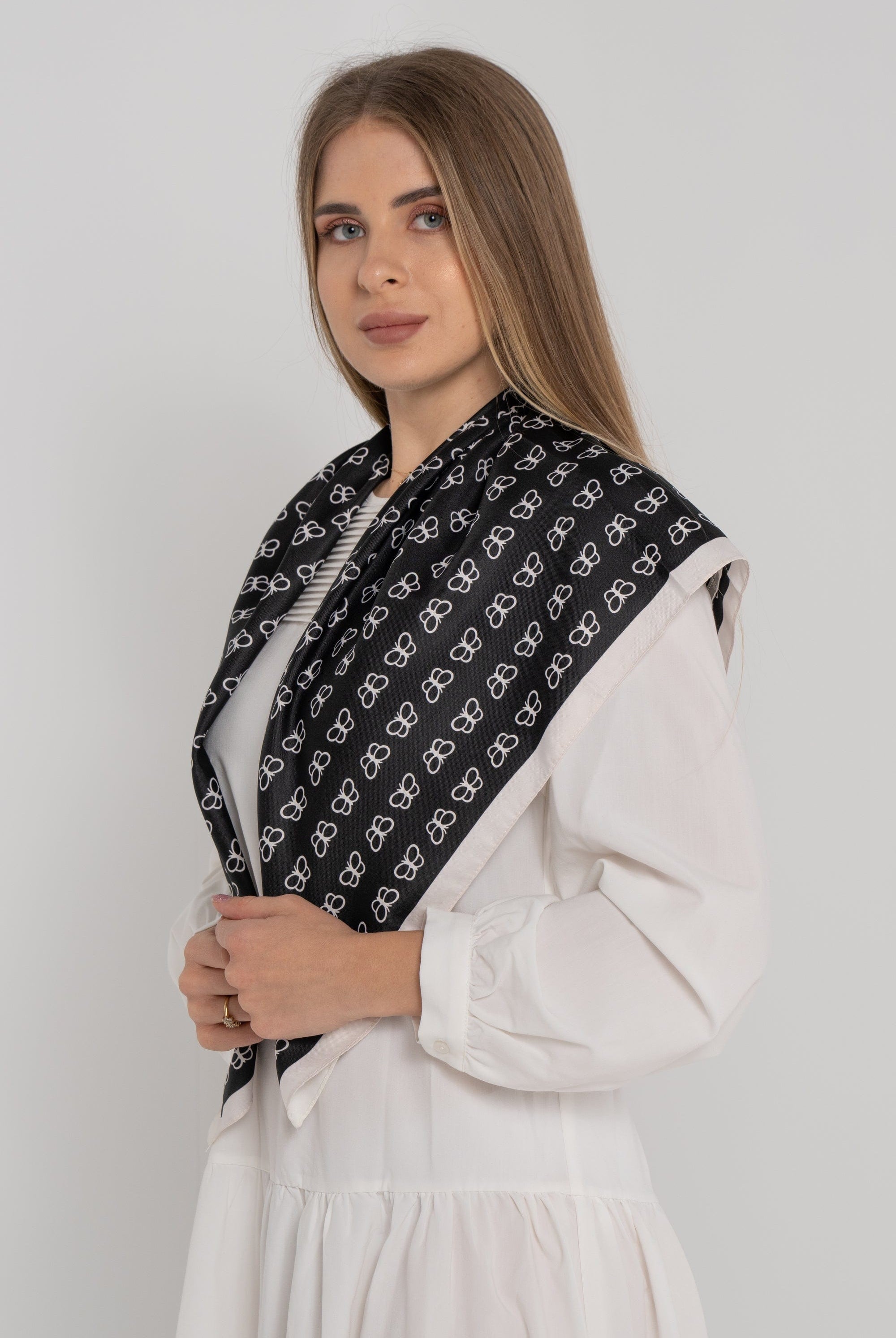 نتشي وشاح صغير مربع نسائي