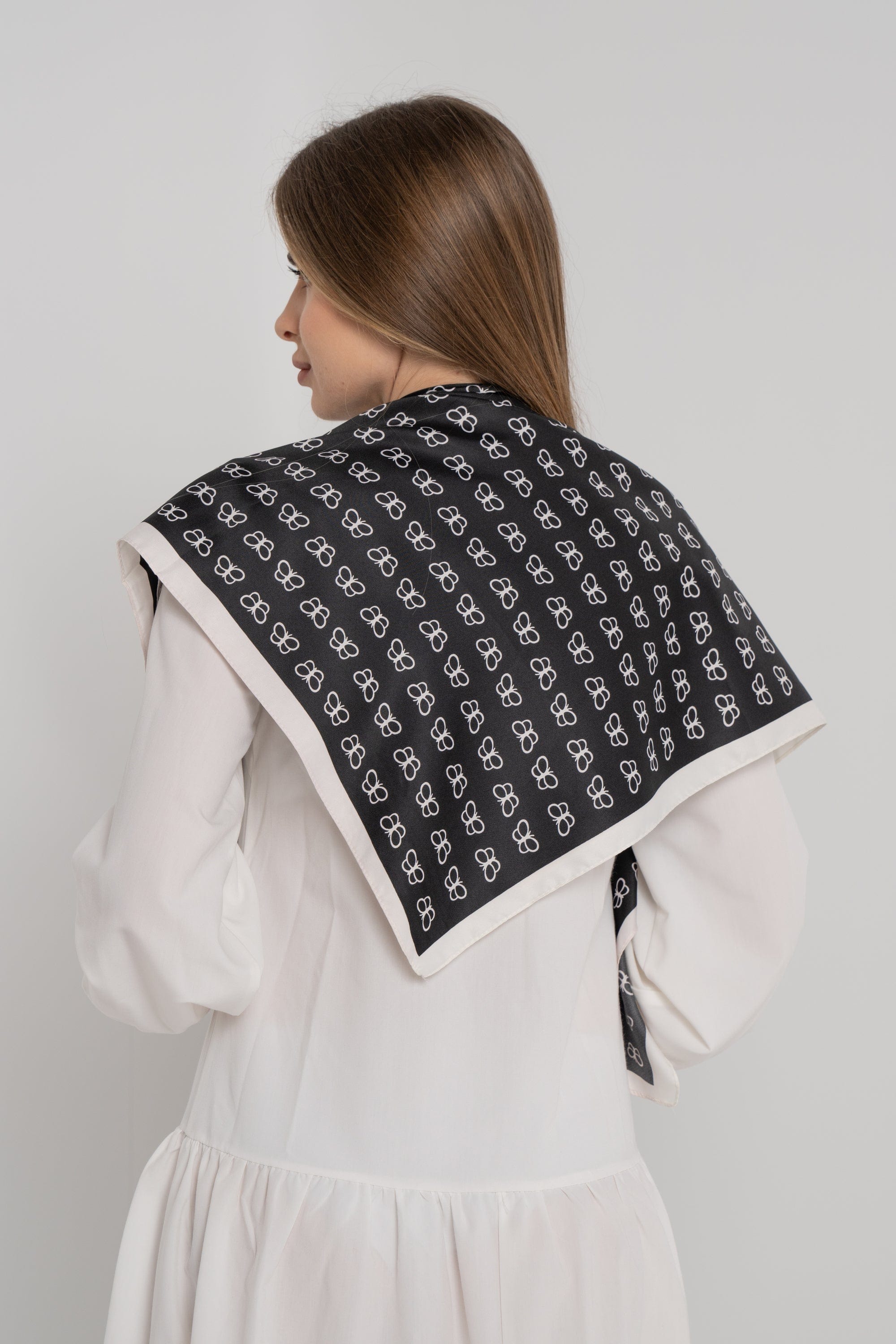 نتشي وشاح صغير مربع نسائي