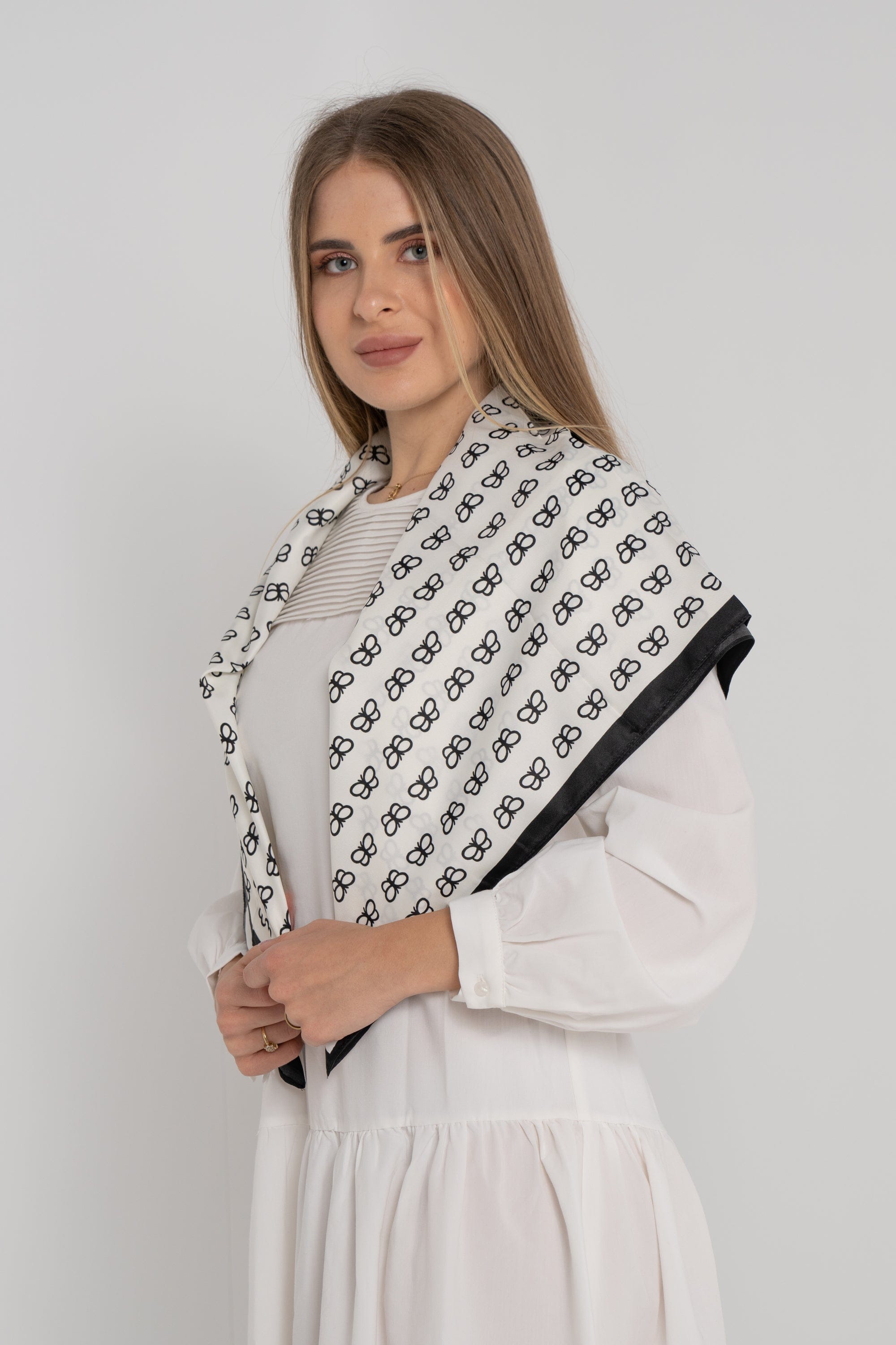 نتشي وشاح صغير مربع نسائي