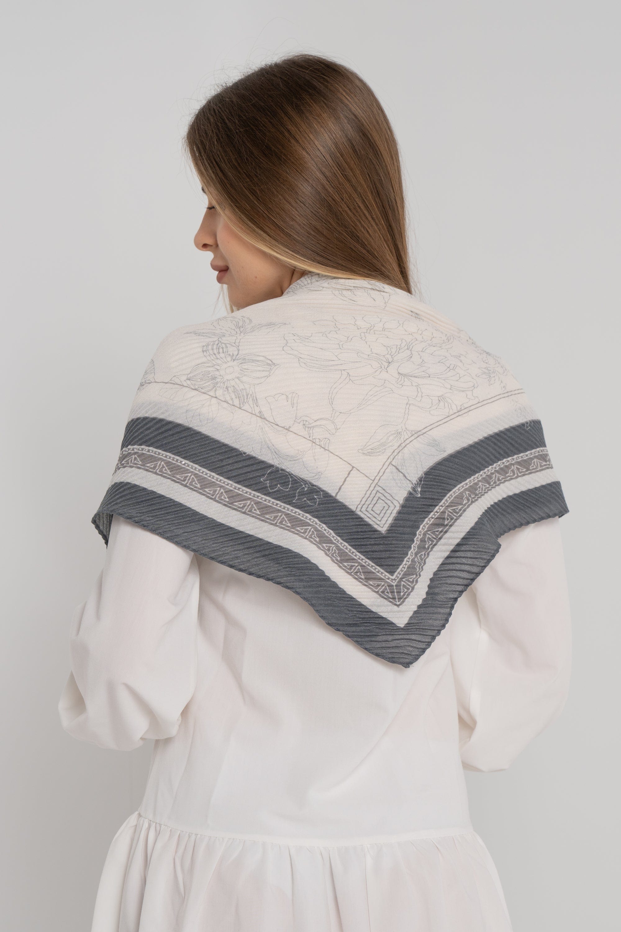 نتشي وشاح صغير منقوش على كل مربع نسائي رمادي