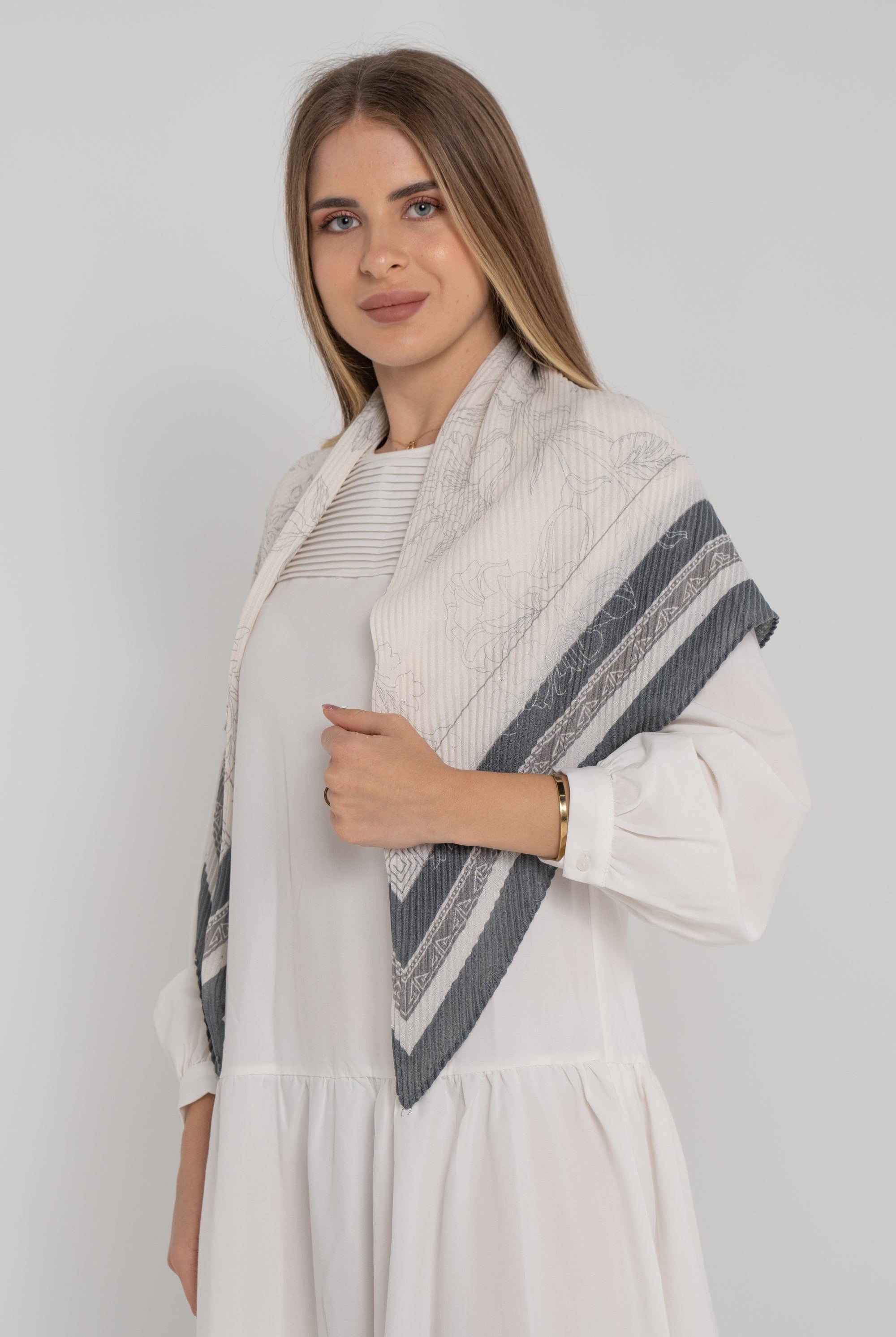 نتشي وشاح صغير منقوش على كل مربع نسائي رمادي