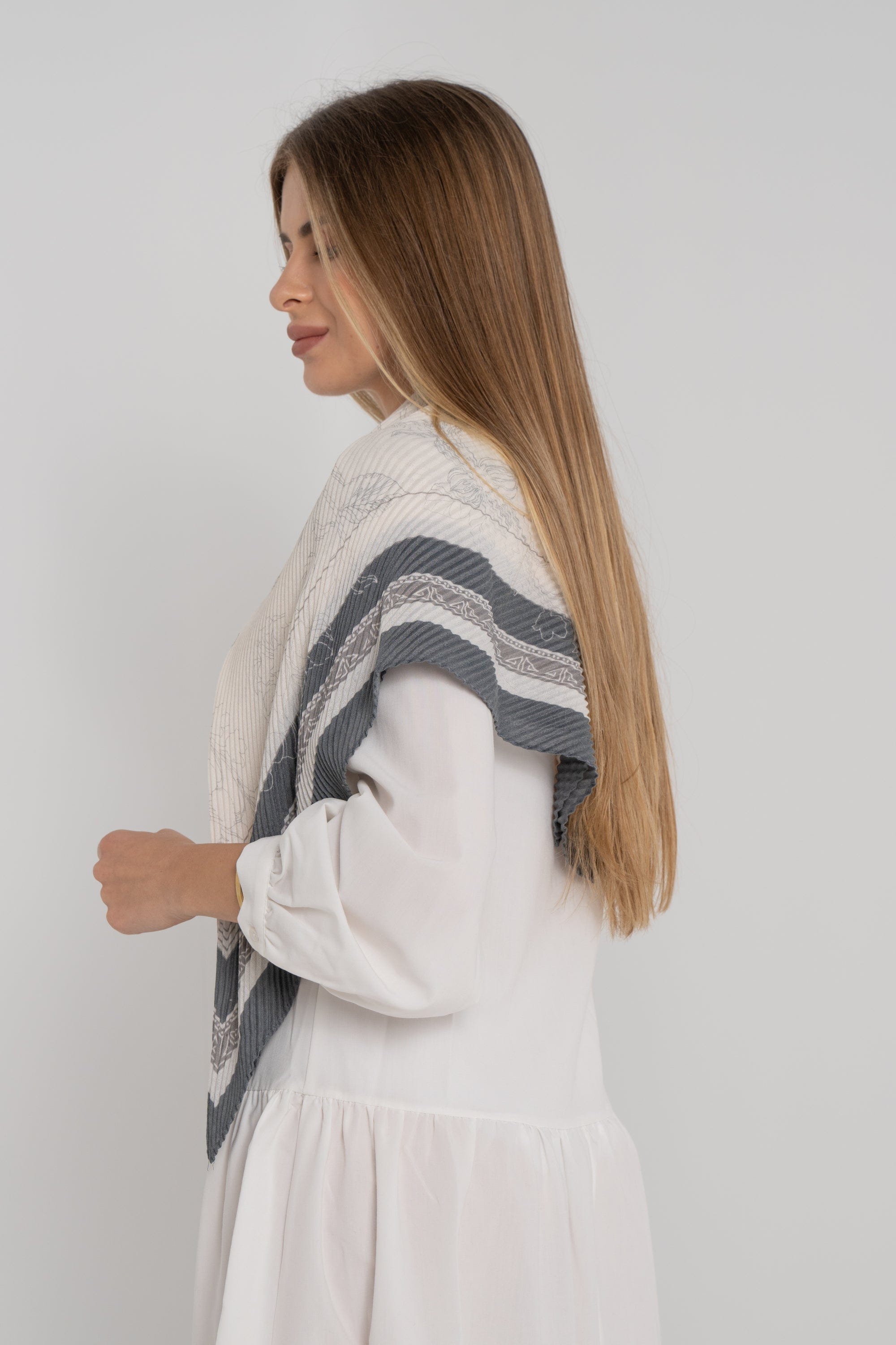 نتشي وشاح صغير منقوش على كل مربع نسائي رمادي