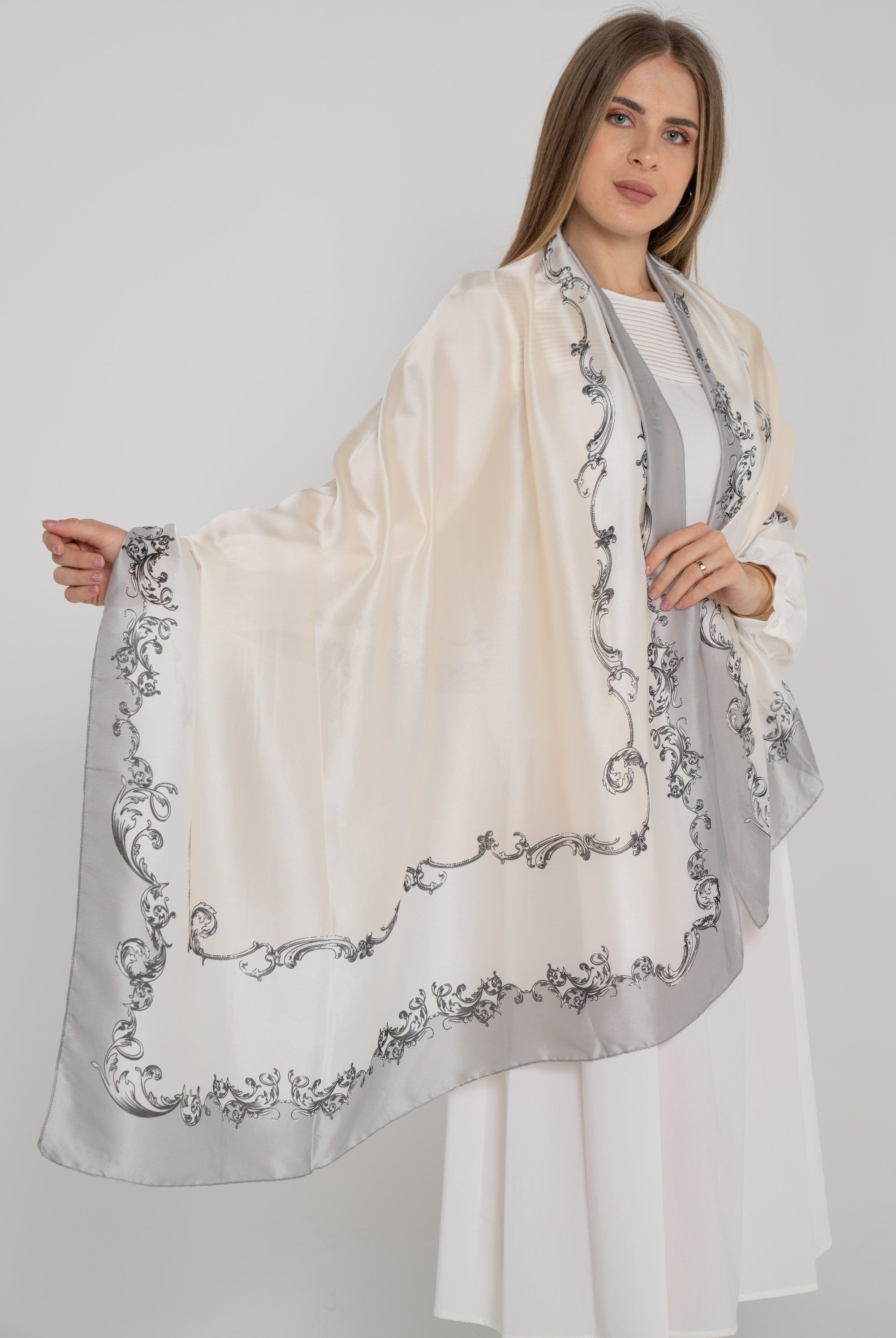 نتشي سكارف سادة مع خط مشجر رمادي