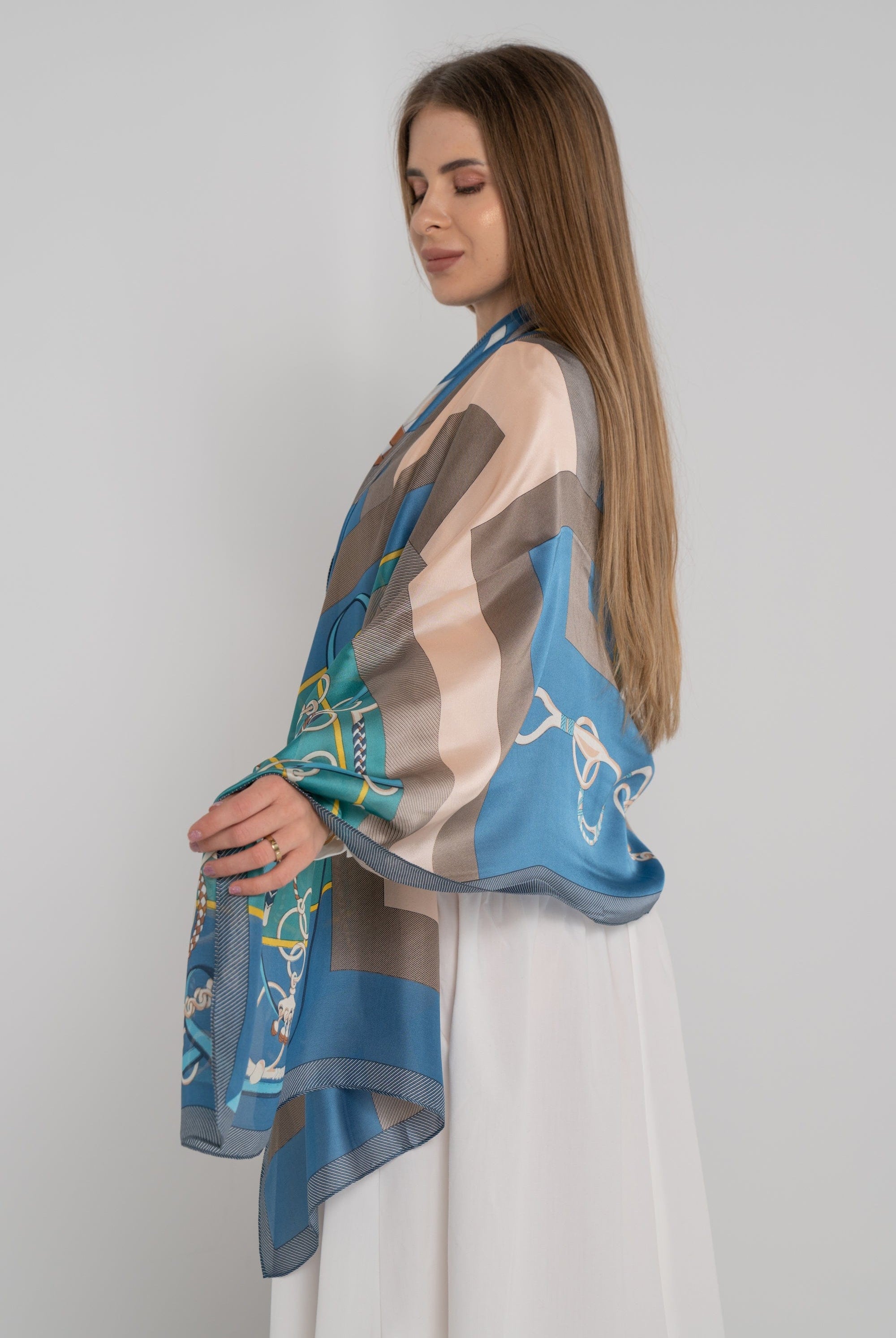 نتشي سكارف منقوش كبير أزرق