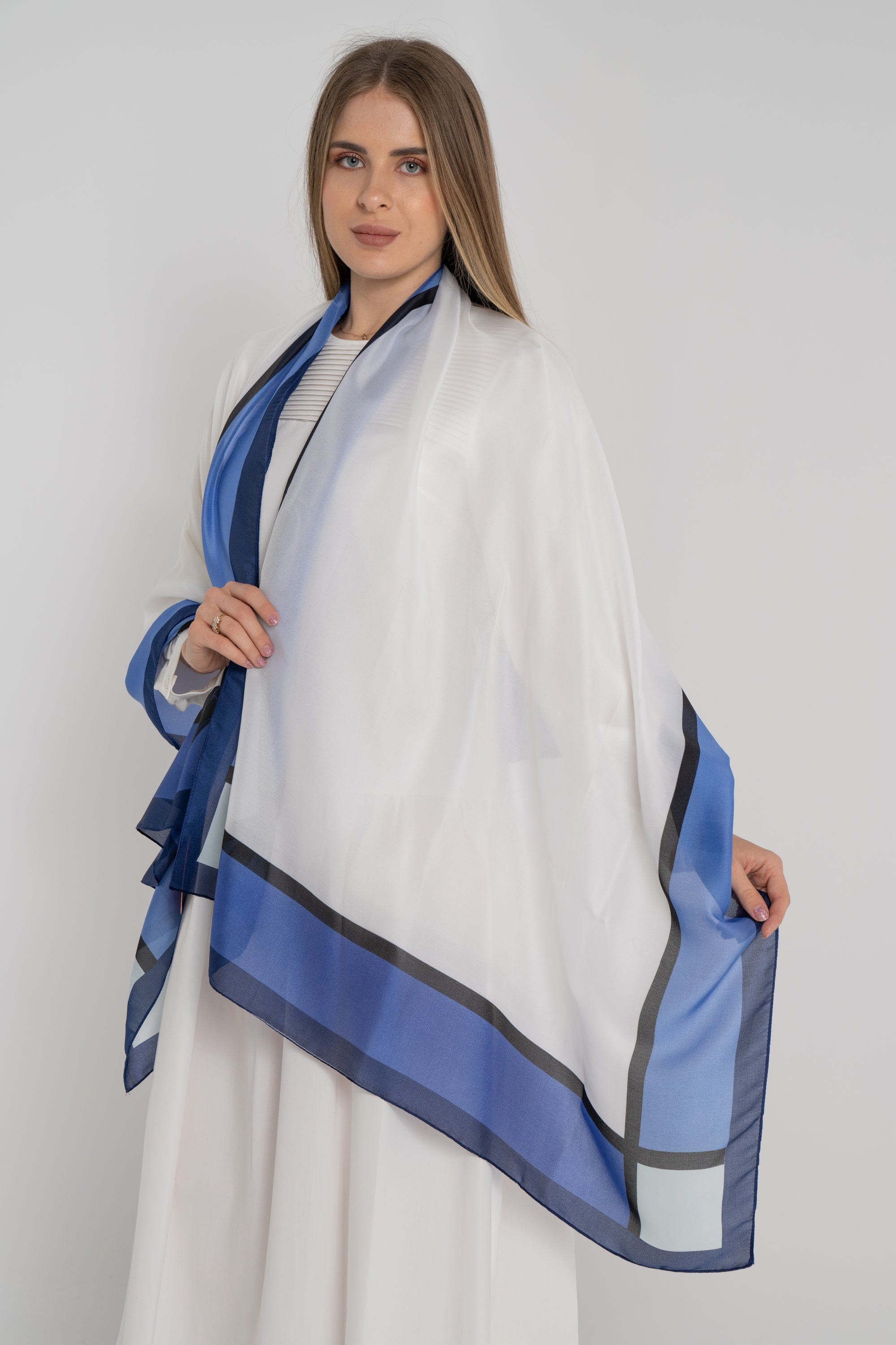 نتشي سكارف سادة مع خط ملون