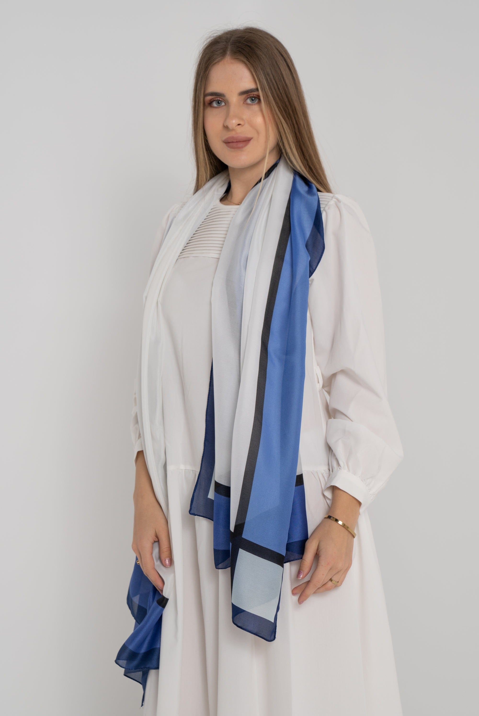 نتشي سكارف سادة مع خط ملون