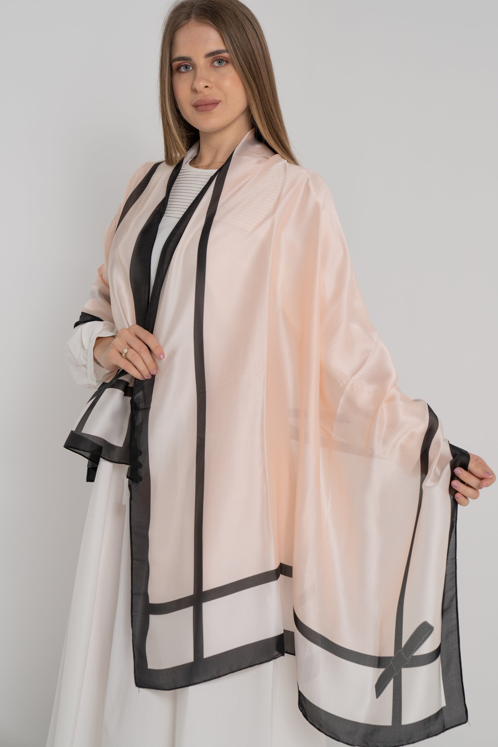 نتشي سكارف سادة مع خط ملون