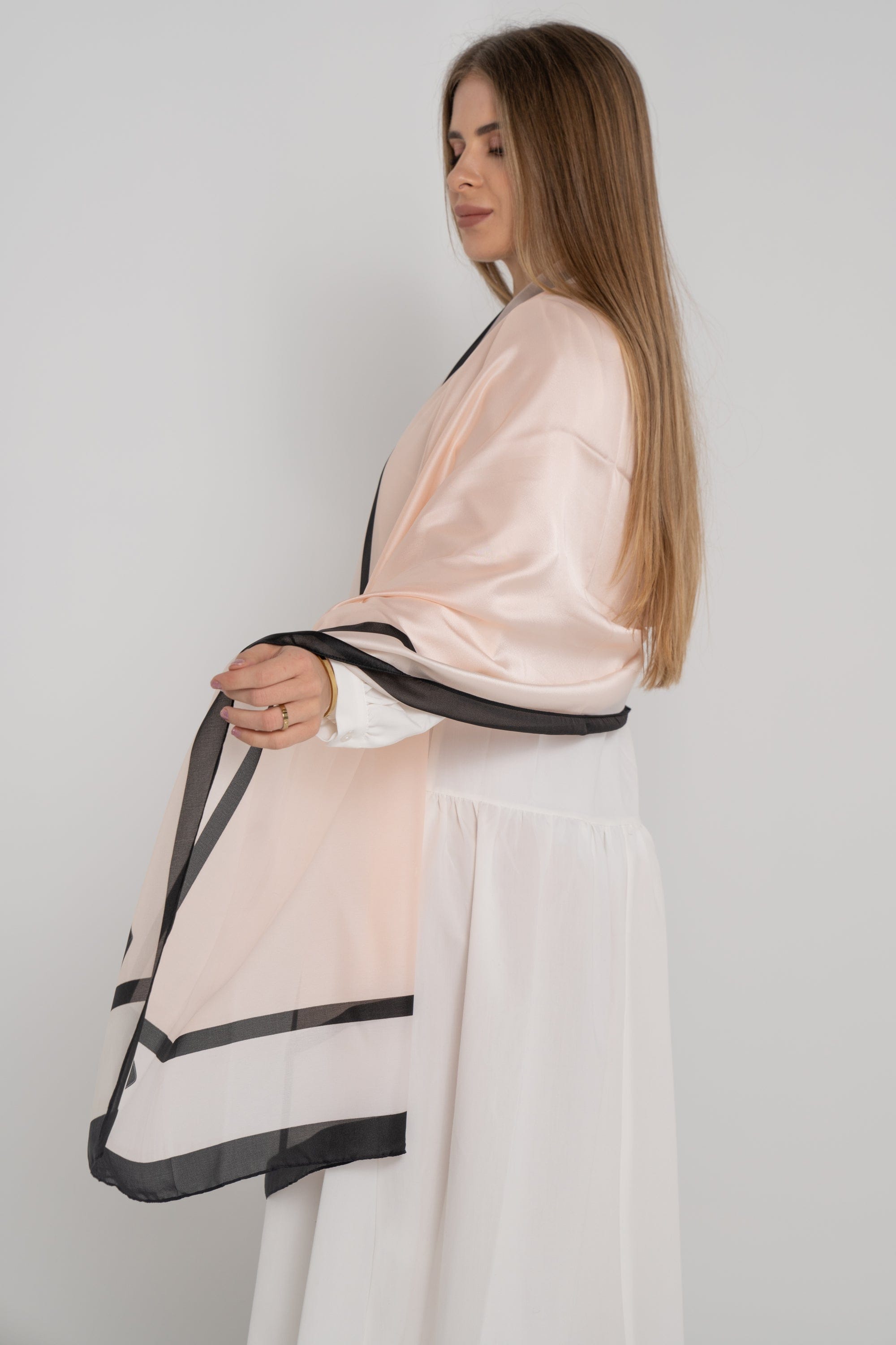 نتشي سكارف سادة مع خط ملون