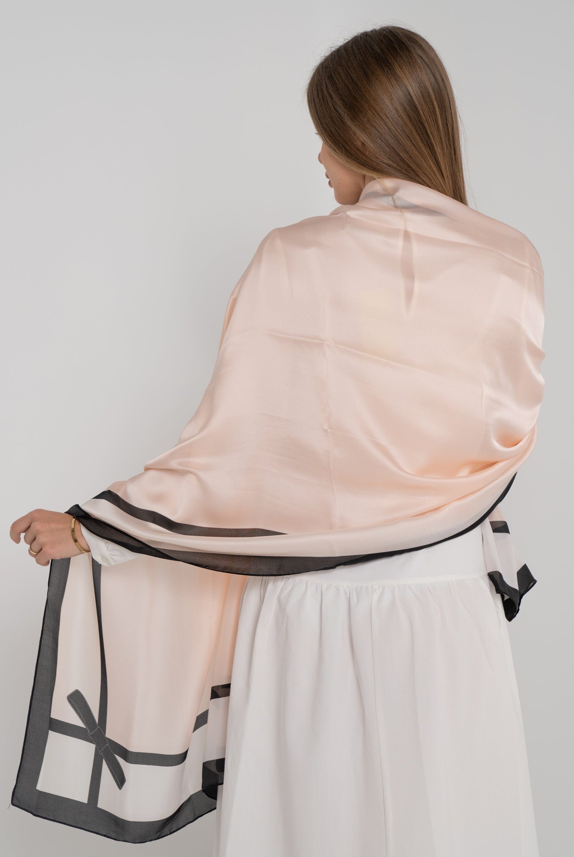 نتشي سكارف سادة مع خط ملون