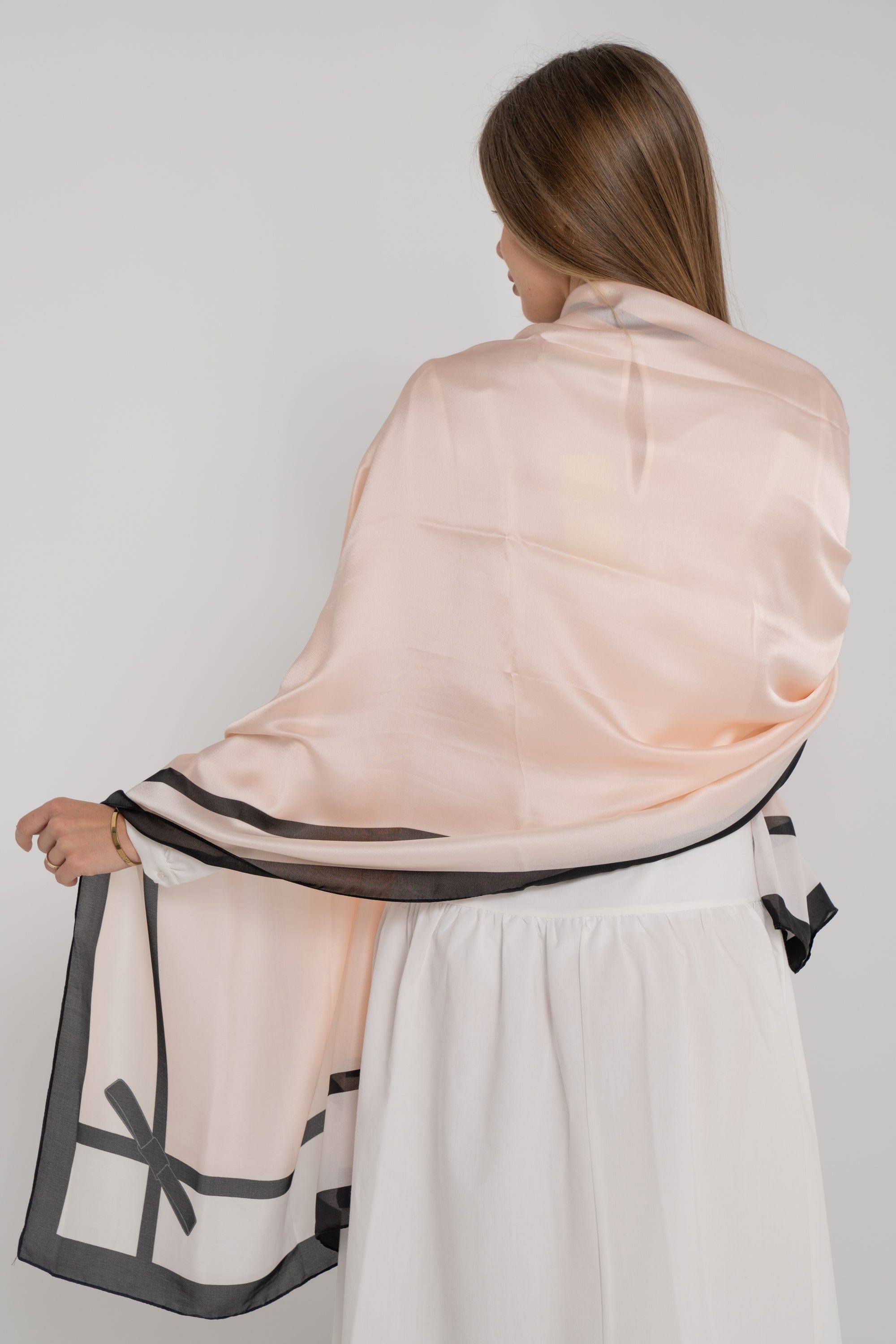 نتشي سكارف سادة مع خط ملون