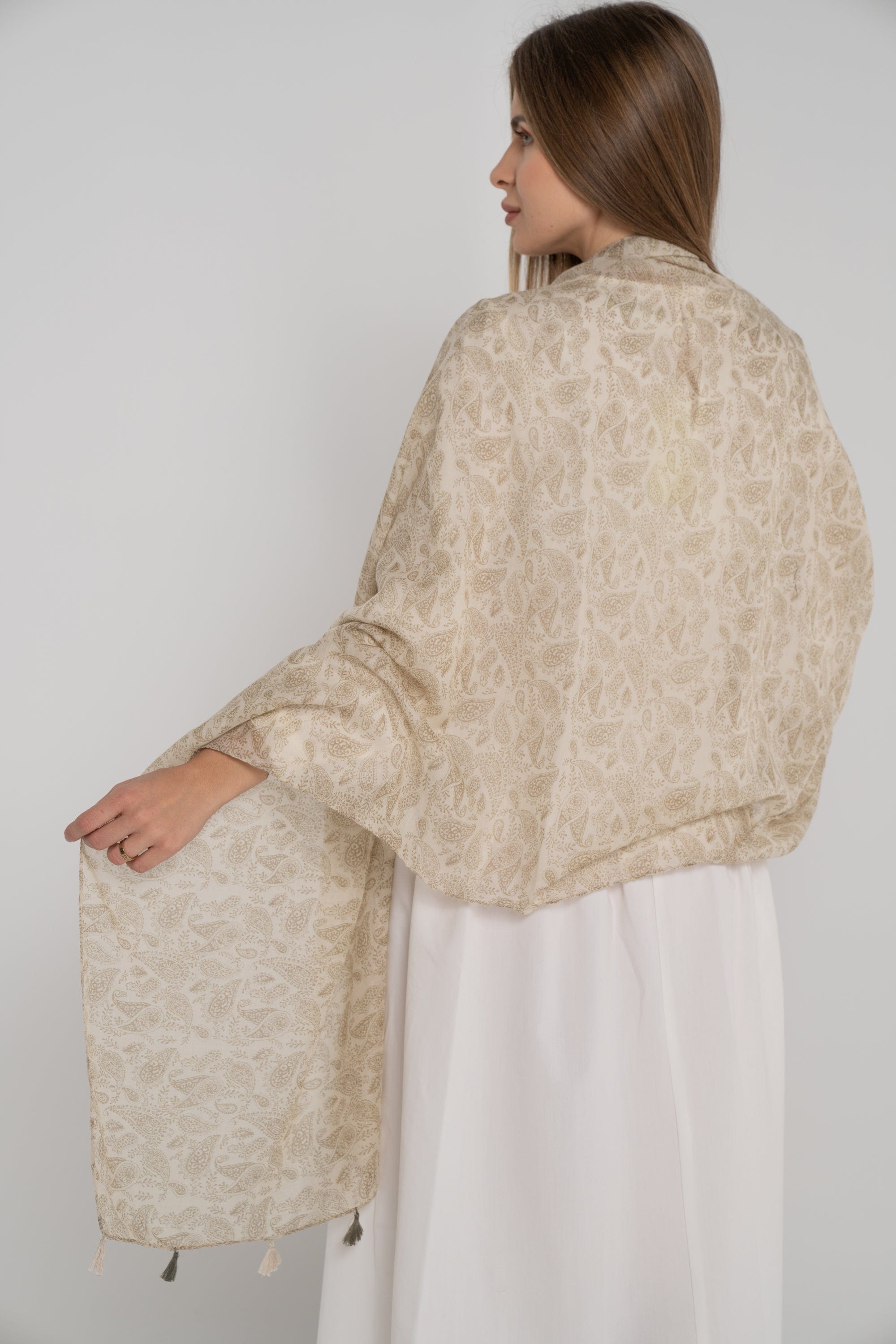 نتشي سكارف منقوش كبير مزين بالخيوط بيج