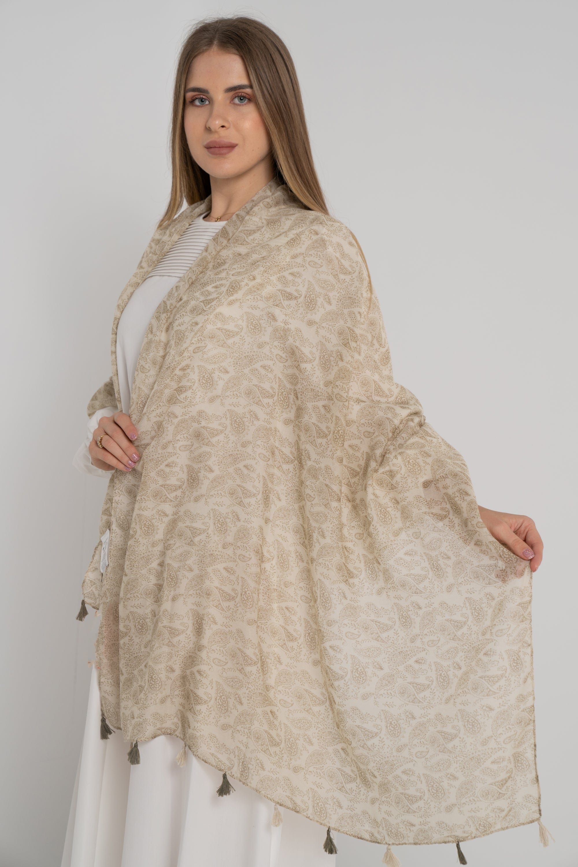 نتشي سكارف منقوش كبير مزين بالخيوط بيج
