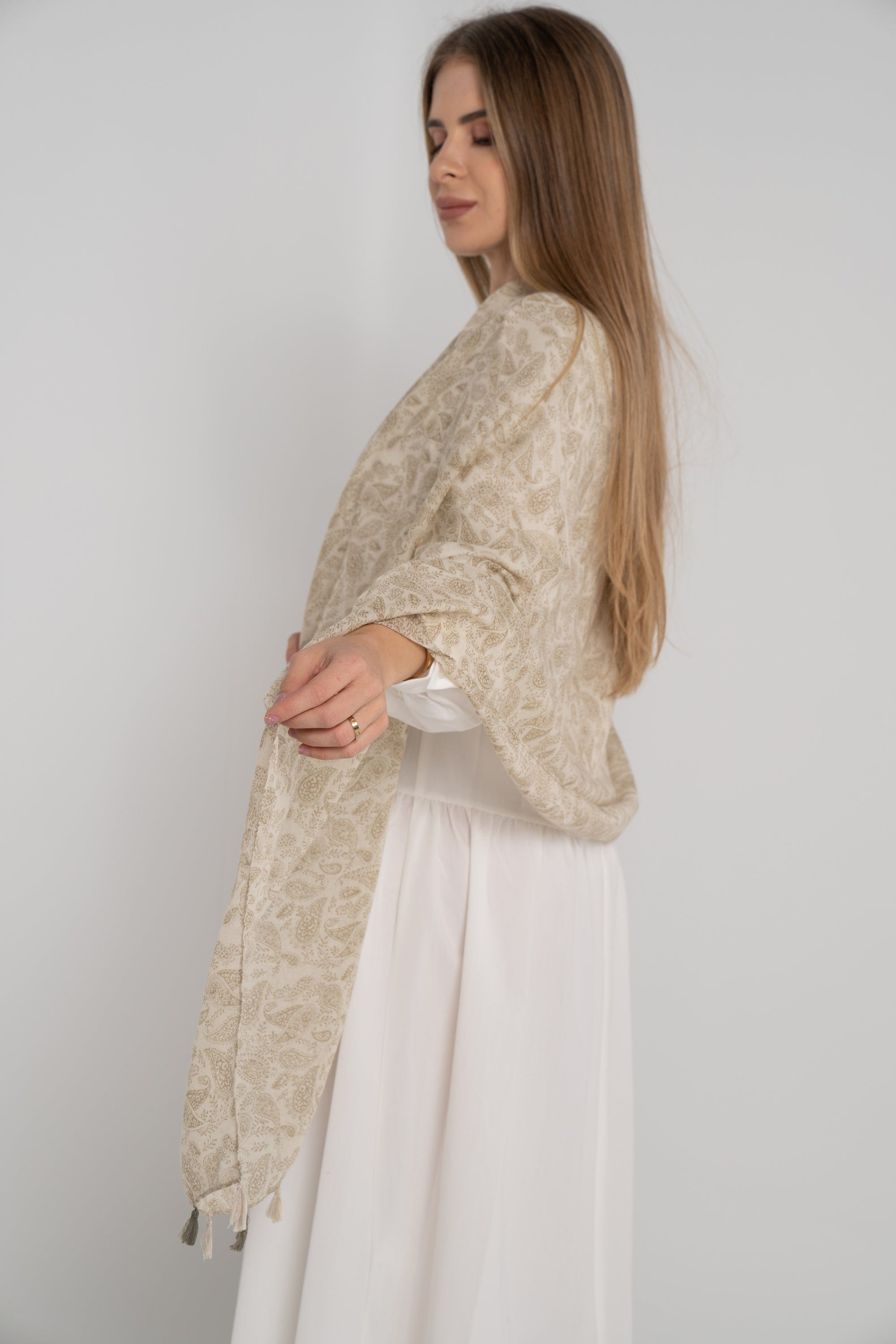 نتشي سكارف منقوش كبير مزين بالخيوط بيج