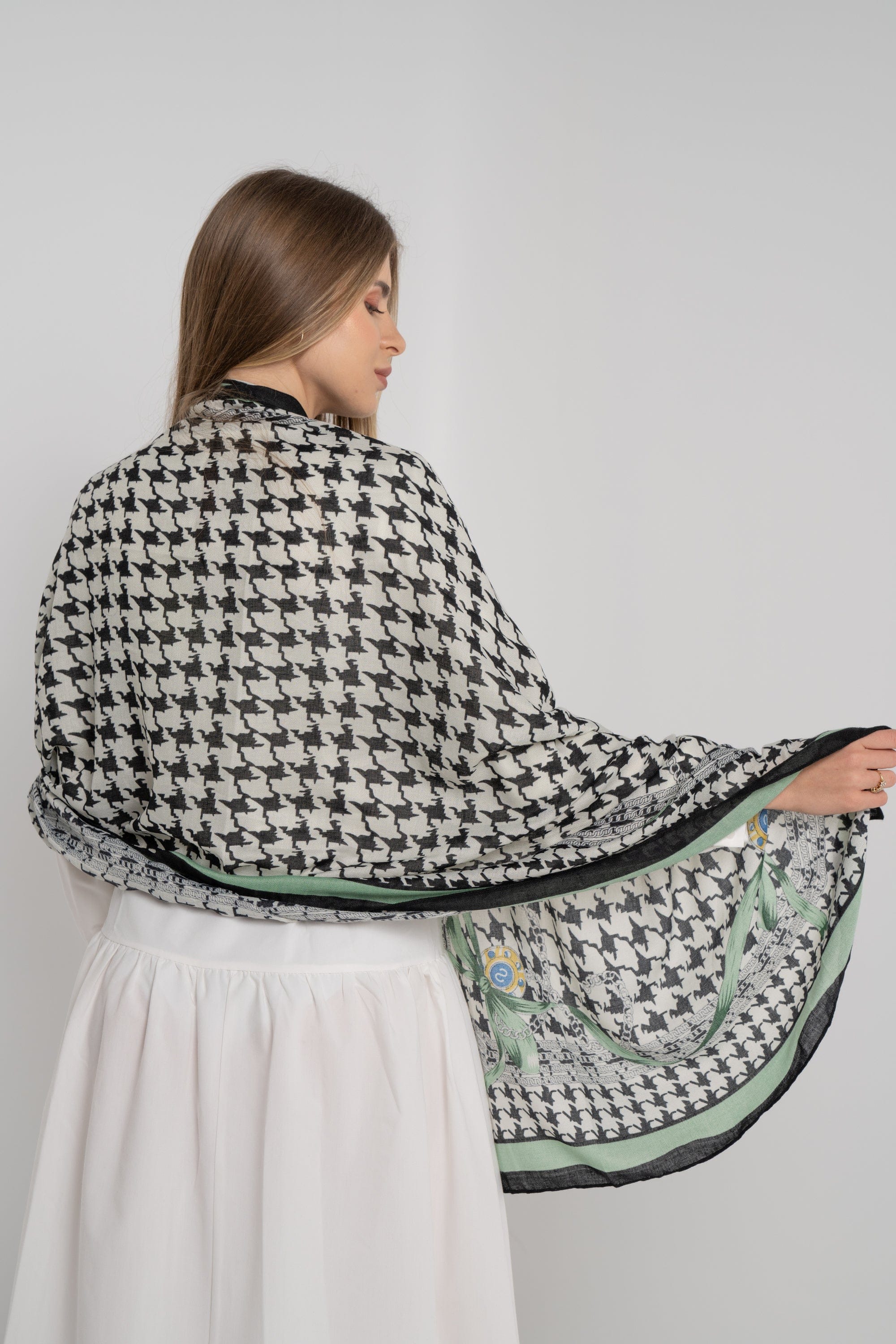 نتشي سكارف منقوش كبير