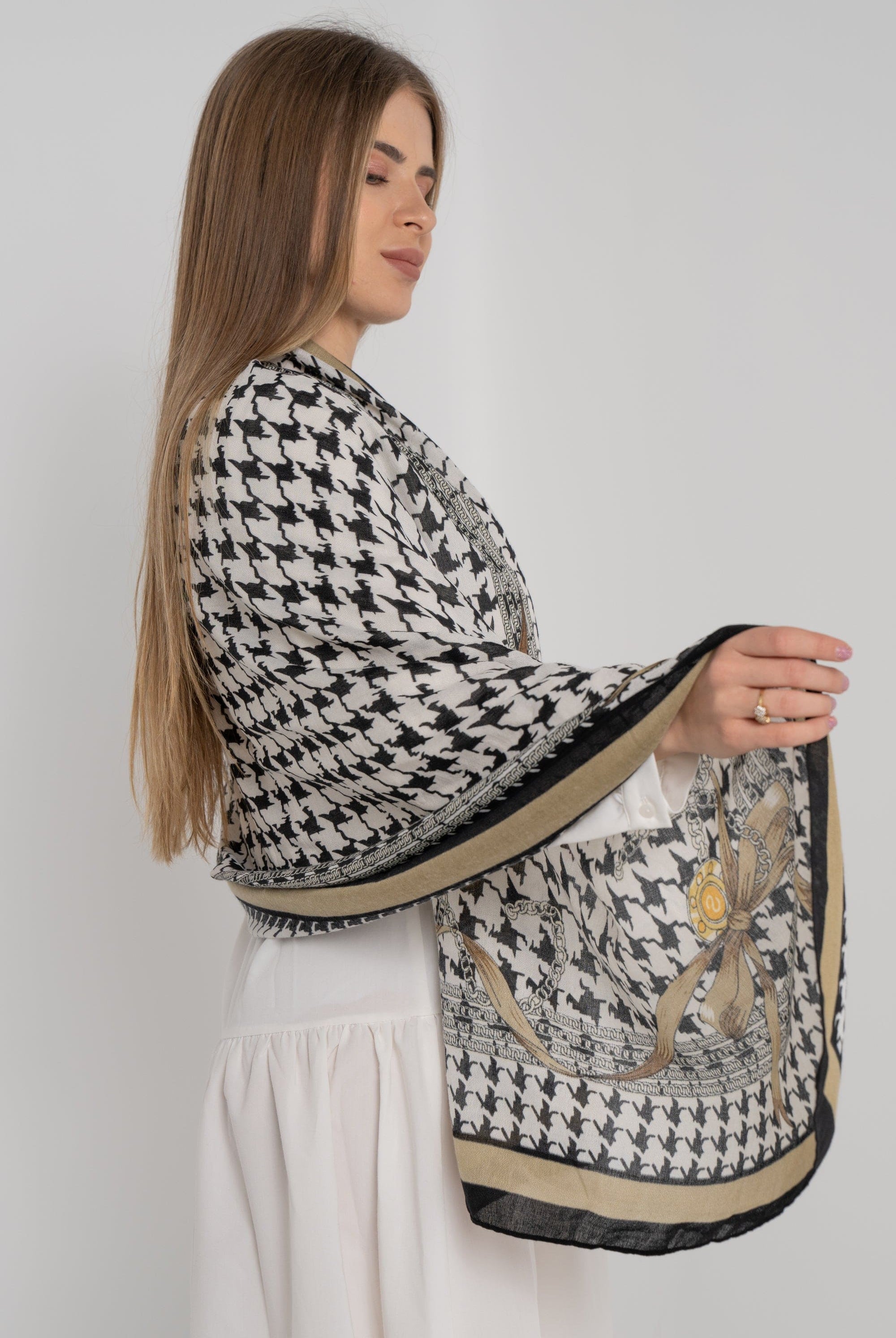 نتشي سكارف منقوش كبير