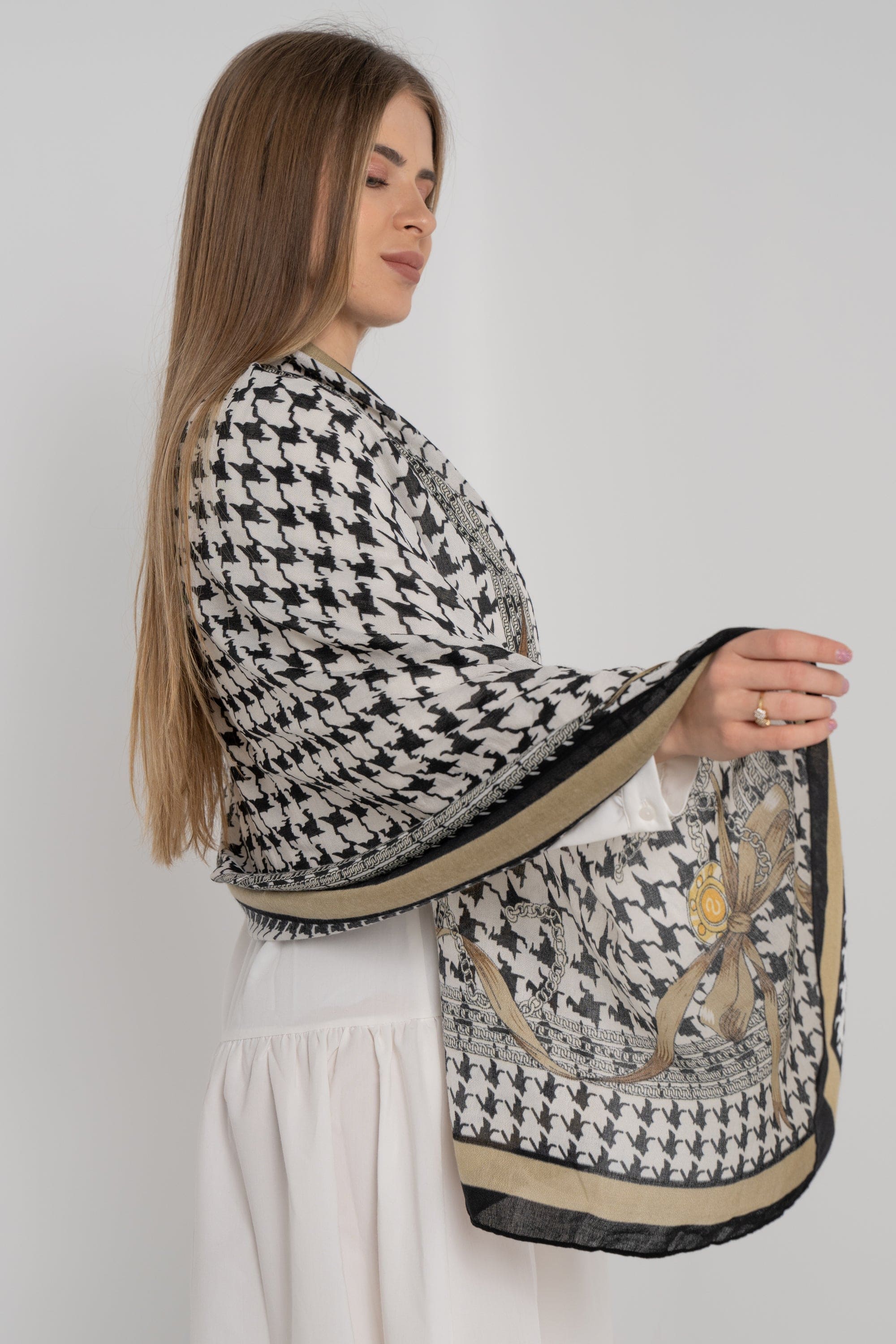 نتشي سكارف منقوش كبير