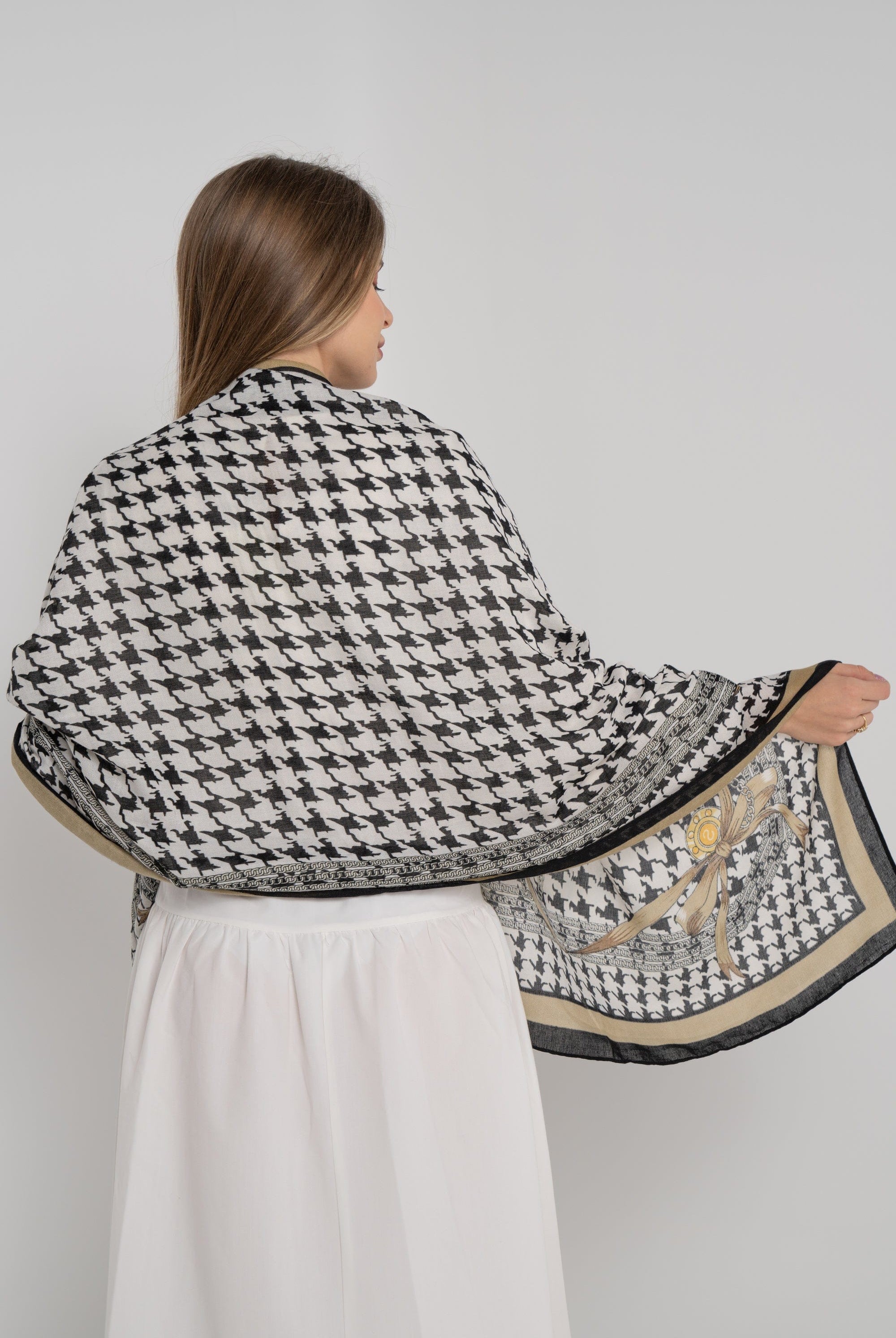 نتشي سكارف منقوش كبير