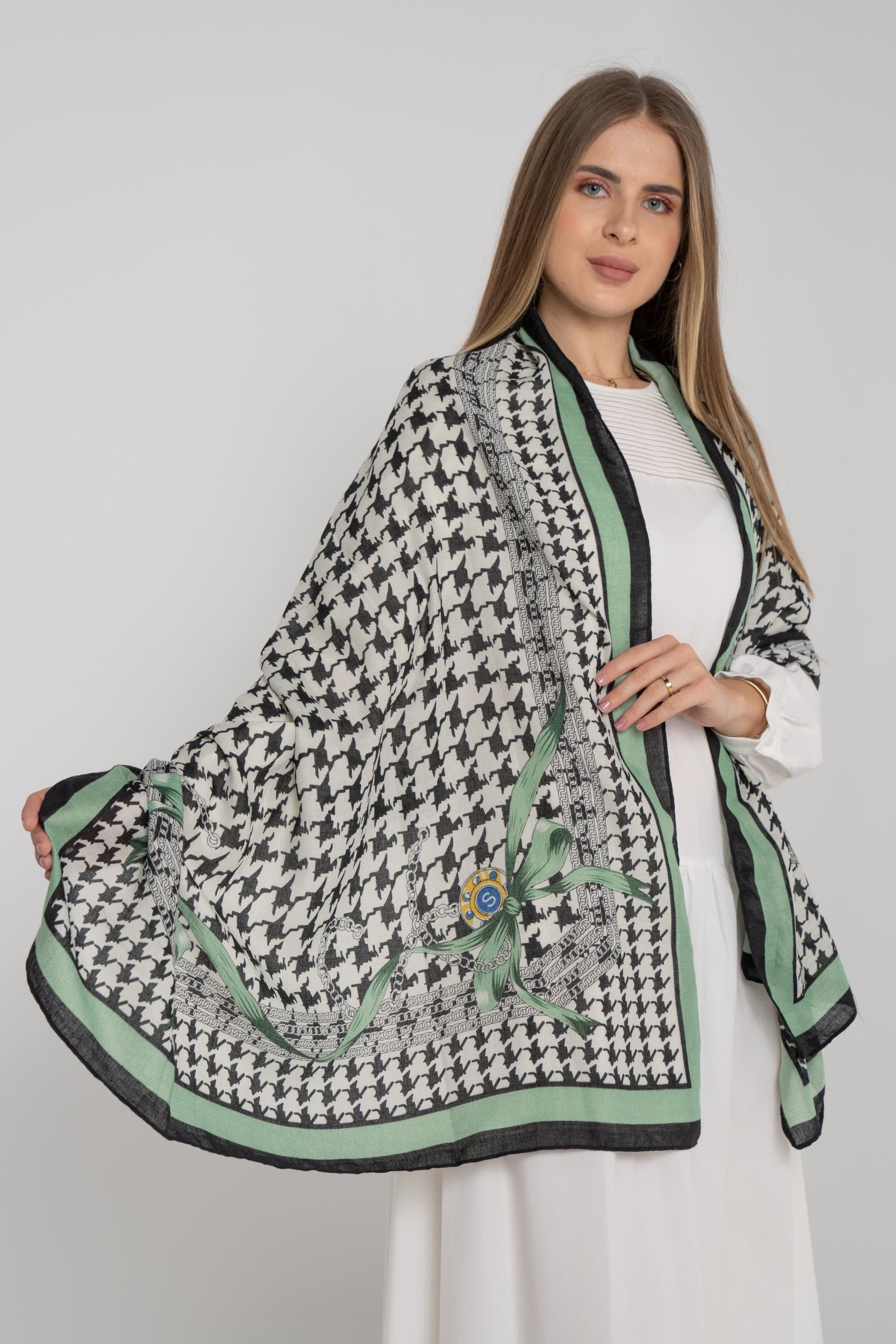 نتشي سكارف منقوش كبير