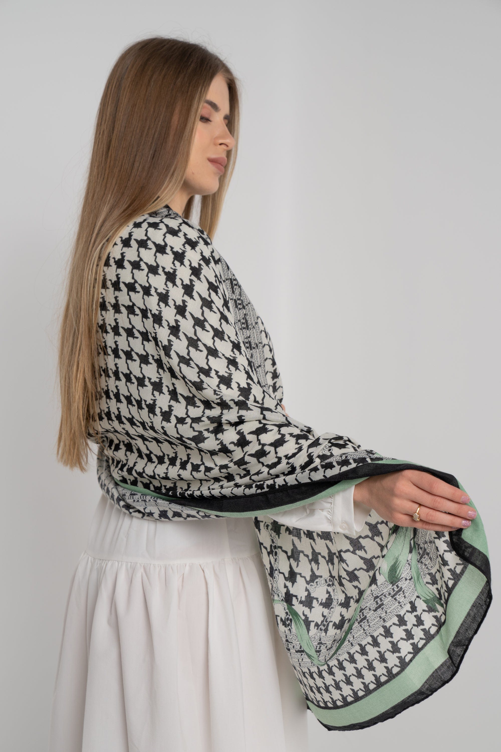 نتشي سكارف منقوش كبير