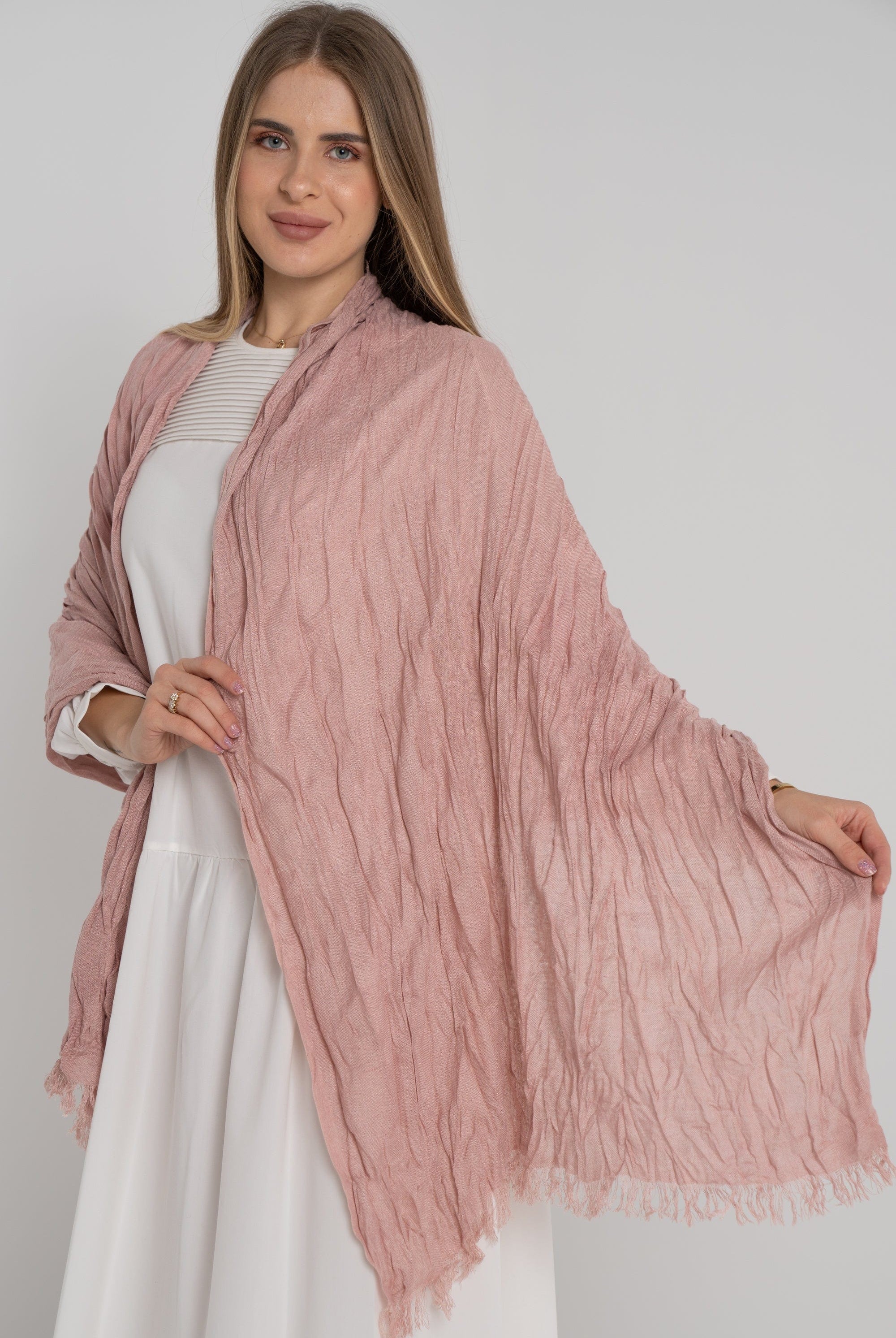 نتشي سكارف سادة مزين بالخيوط