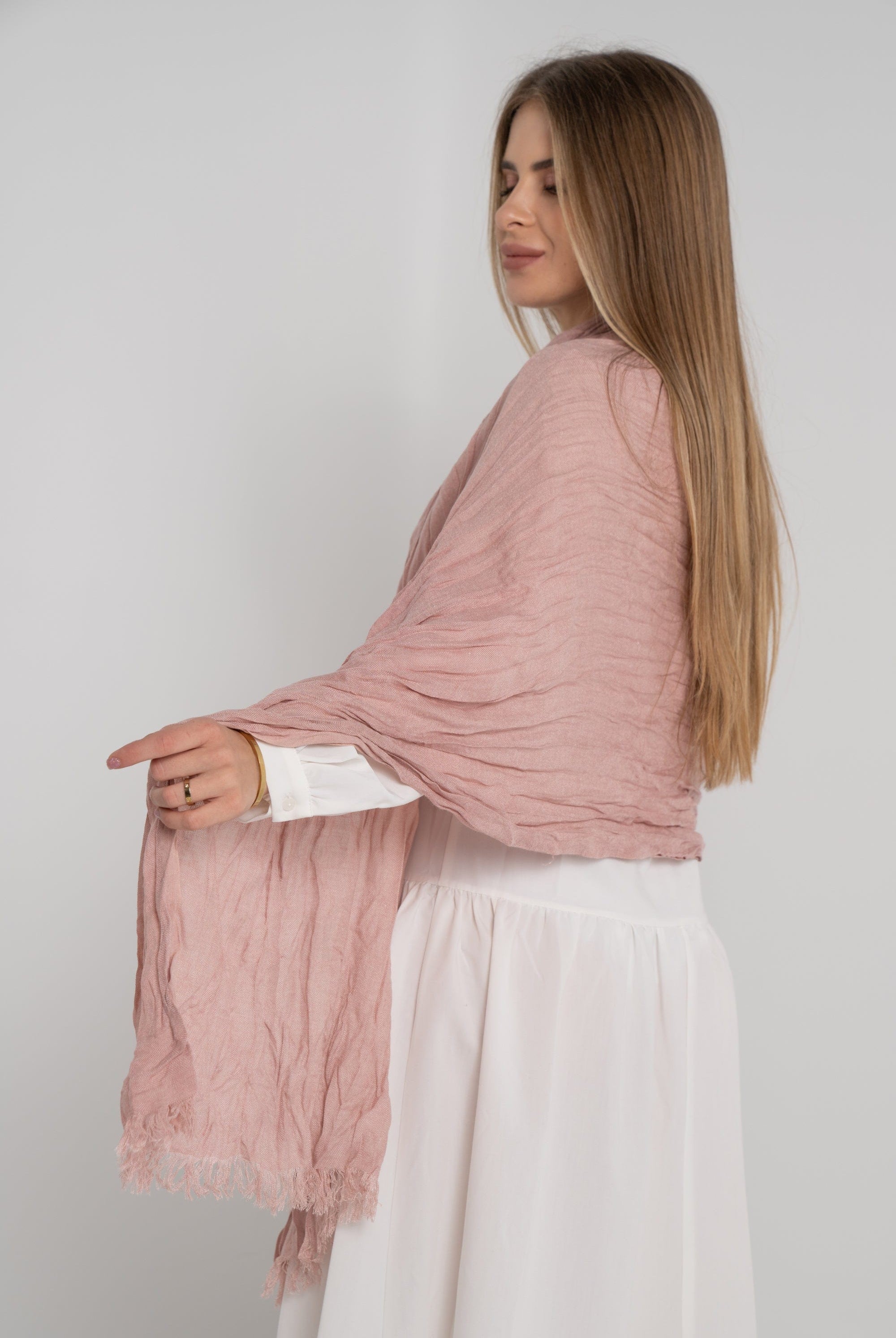 نتشي سكارف سادة مزين بالخيوط