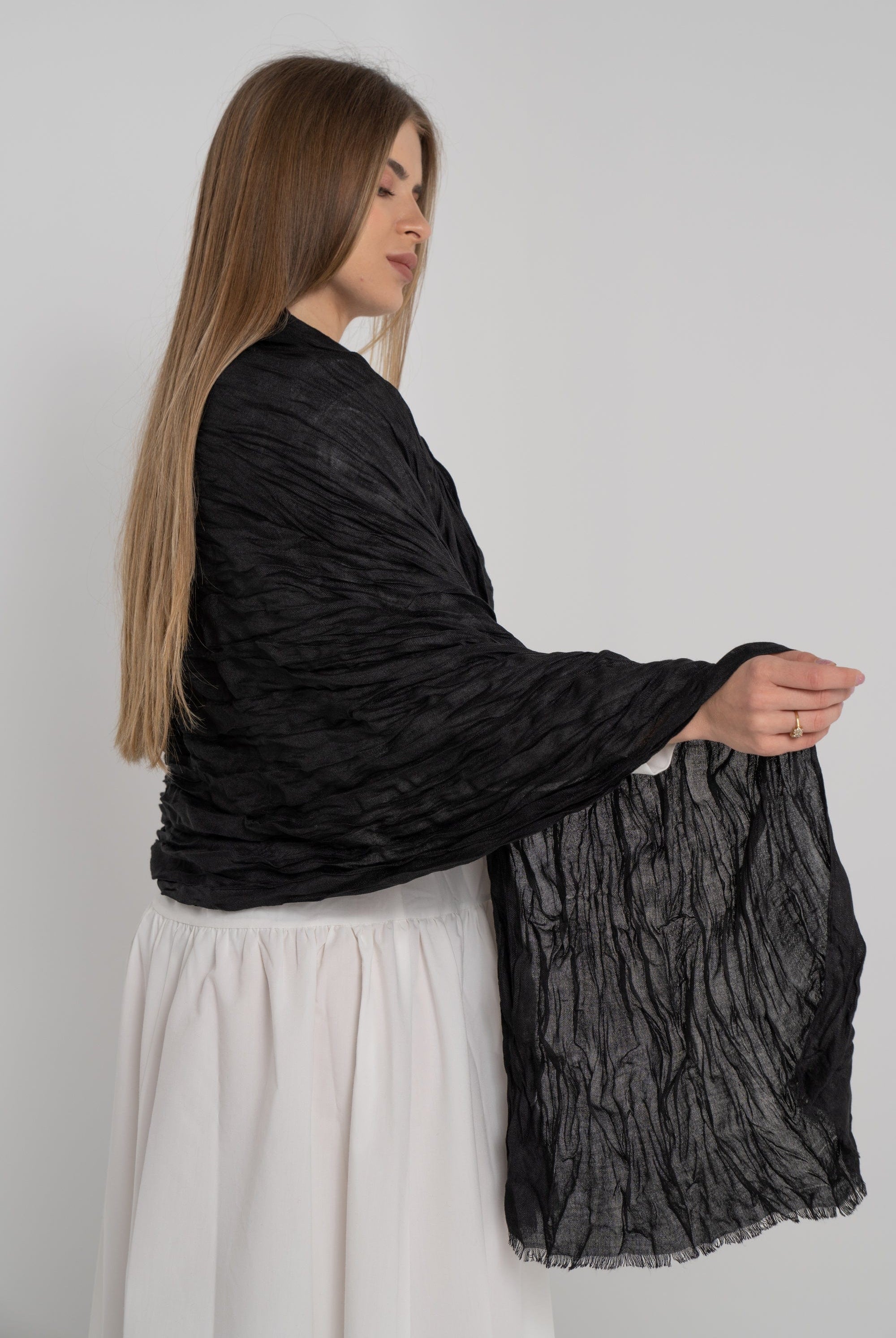 نتشي سكارف سادة مزين بالخيوط