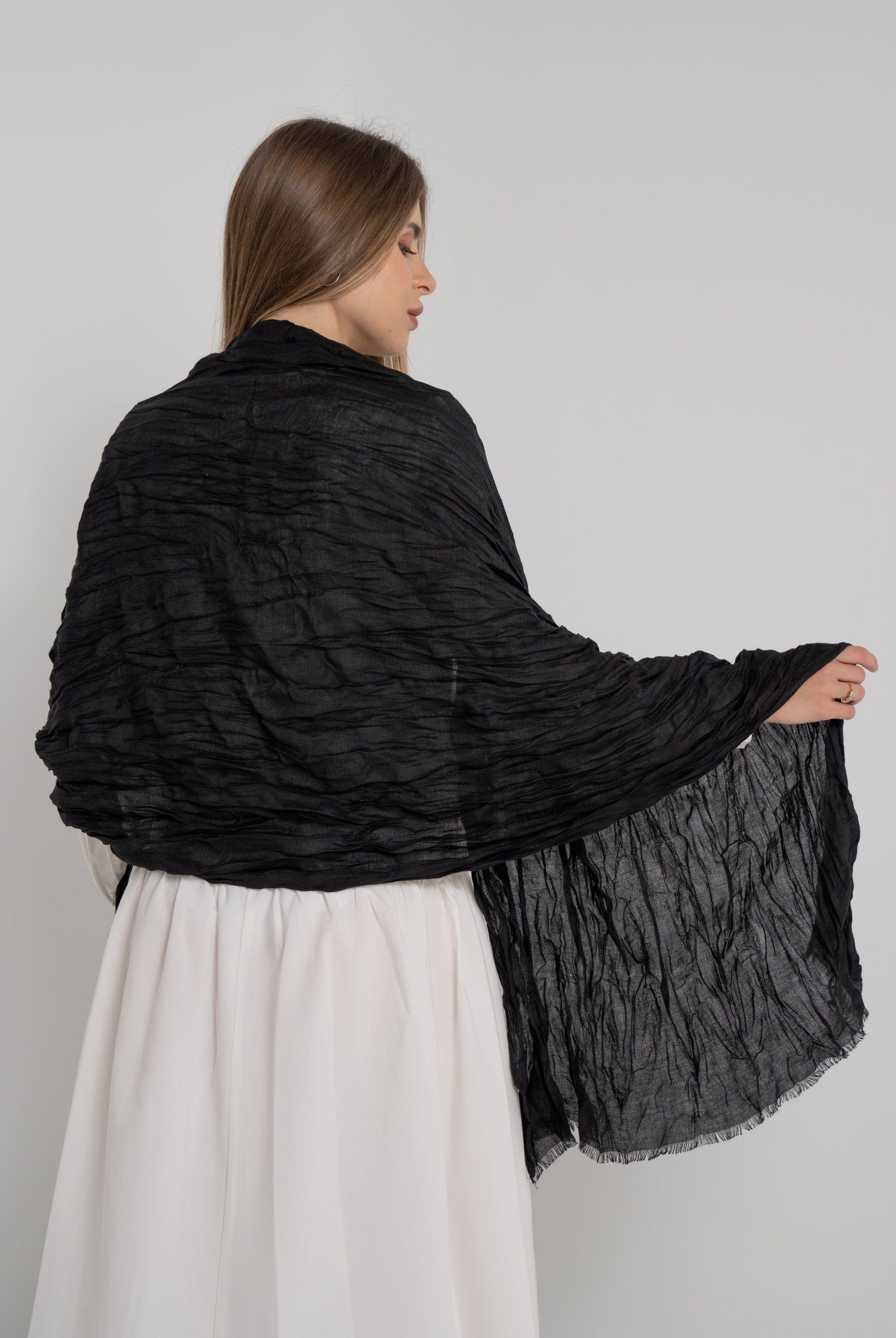 نتشي سكارف سادة مزين بالخيوط