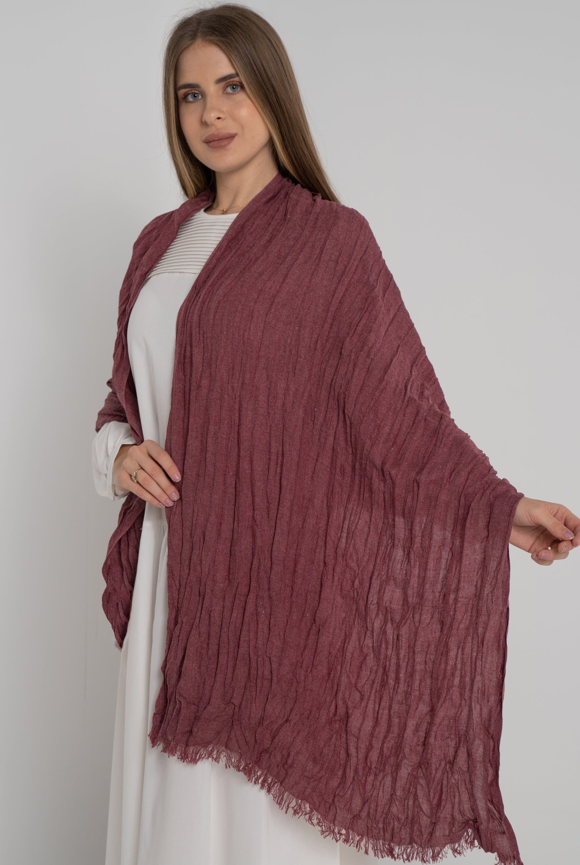 نتشي سكارف سادة مزين بالخيوط