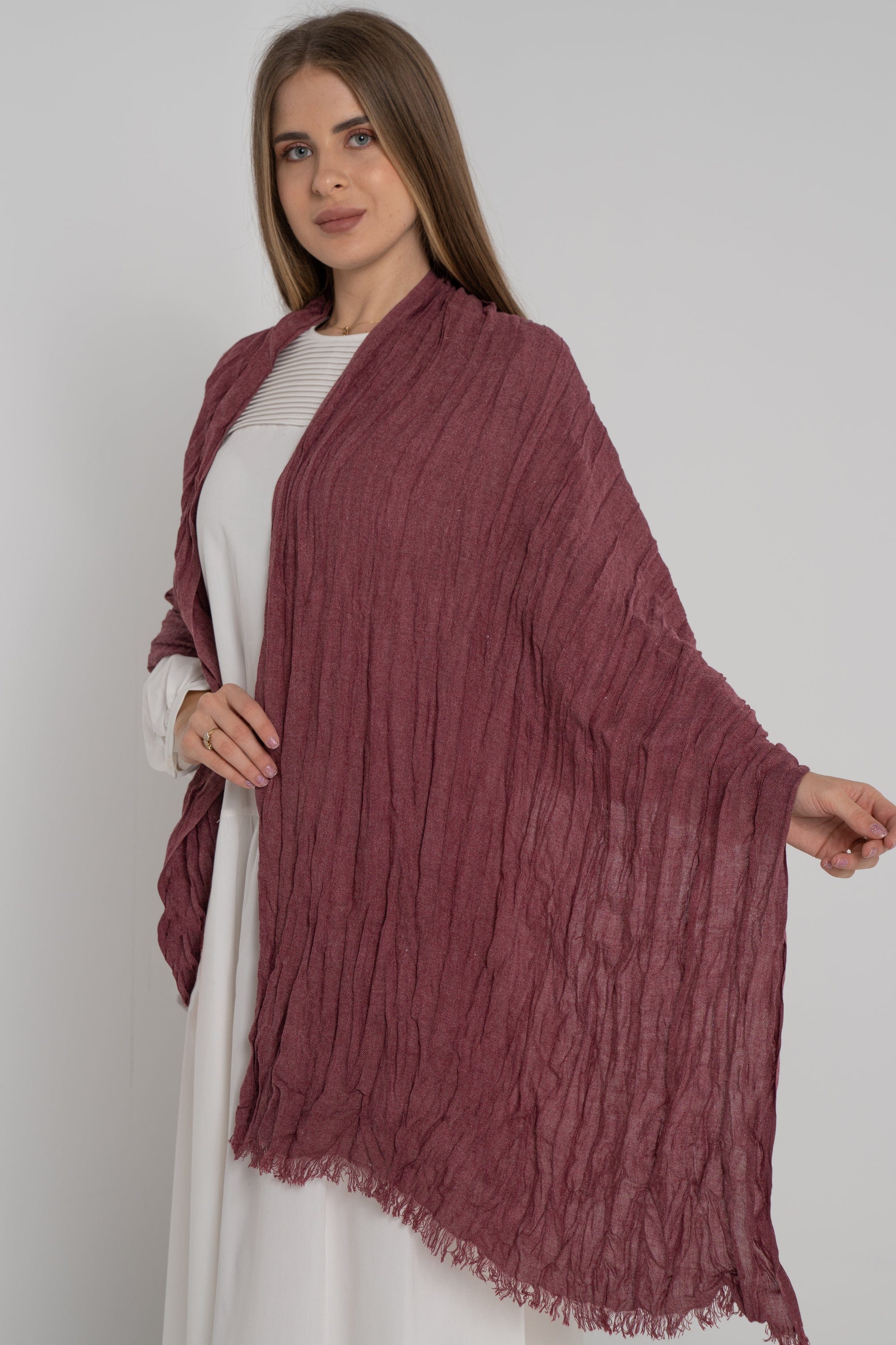 نتشي سكارف سادة مزين بالخيوط