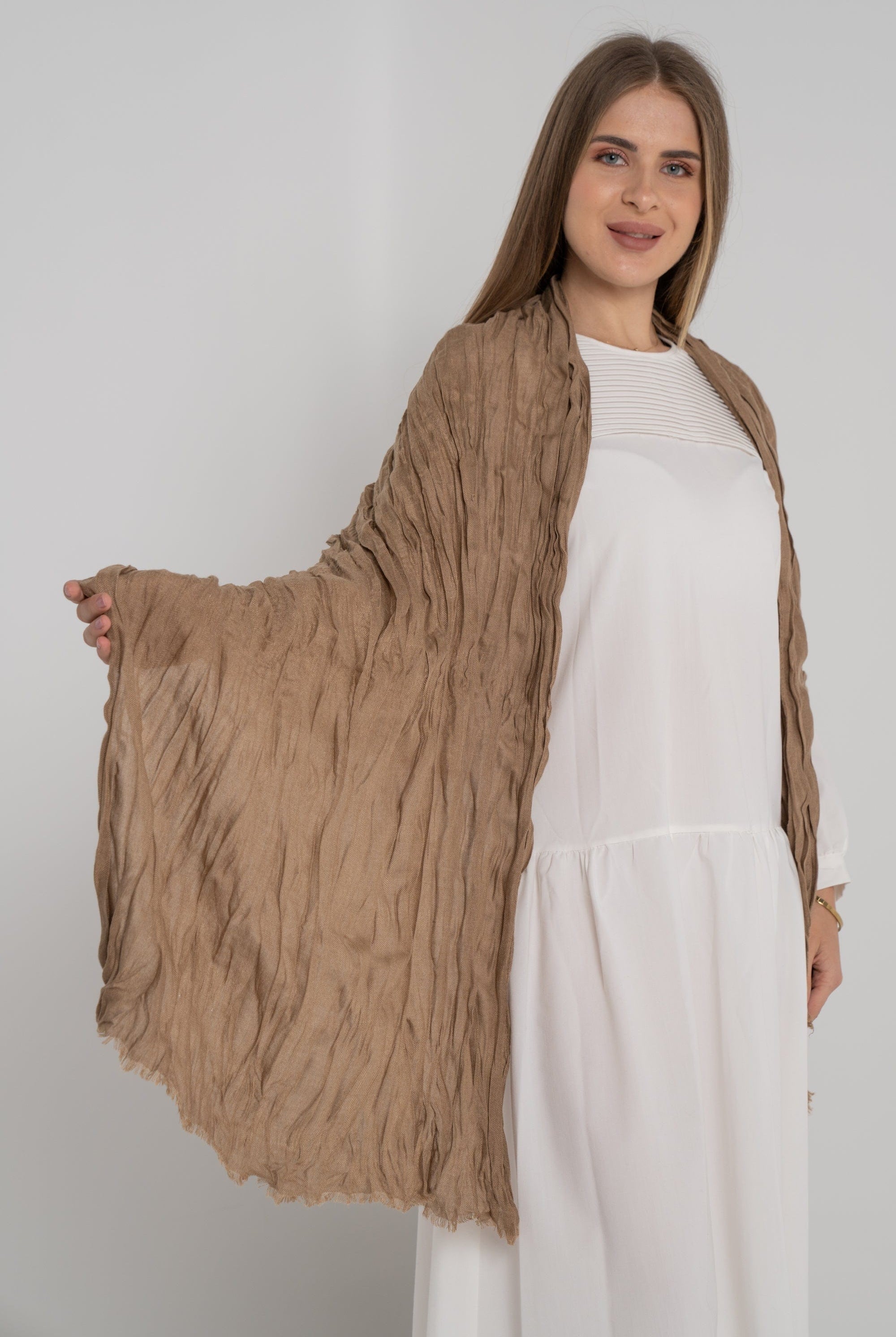 نتشي سكارف سادة مزين بالخيوط