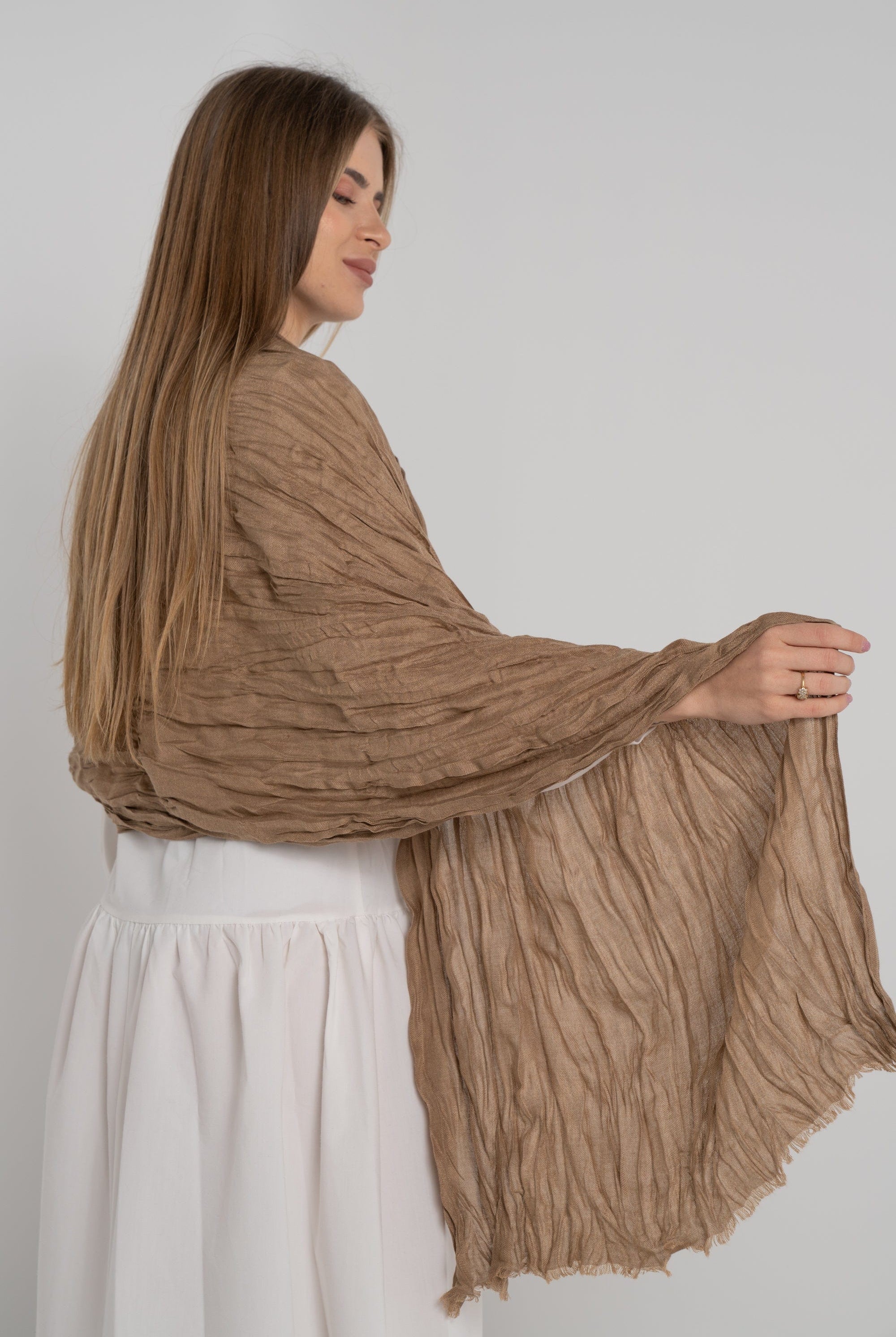 نتشي سكارف سادة مزين بالخيوط