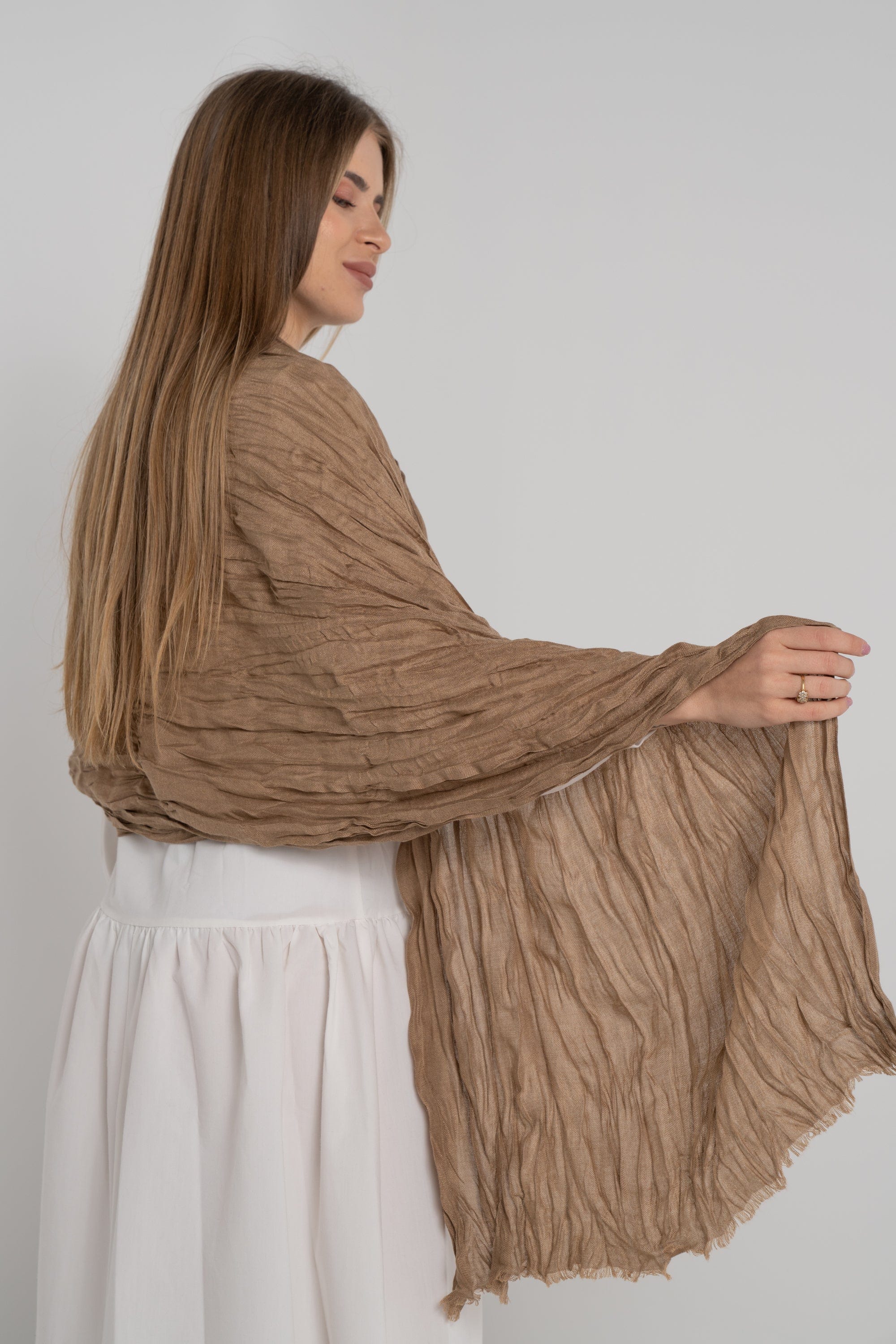 نتشي سكارف سادة مزين بالخيوط