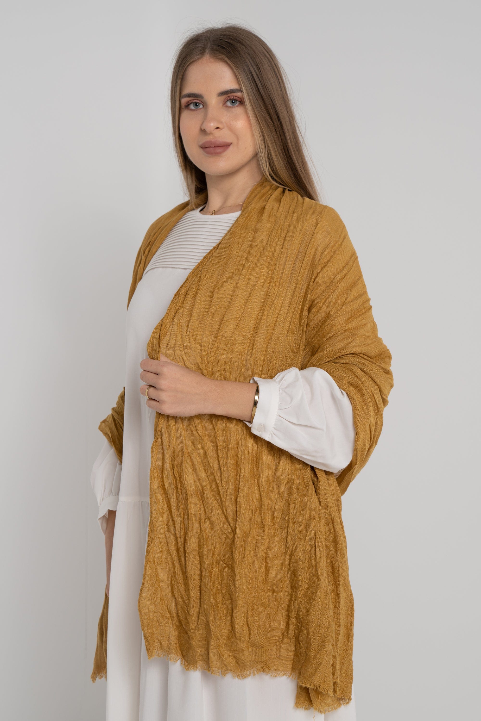 نتشي سكارف سادة مزين بالخيوط