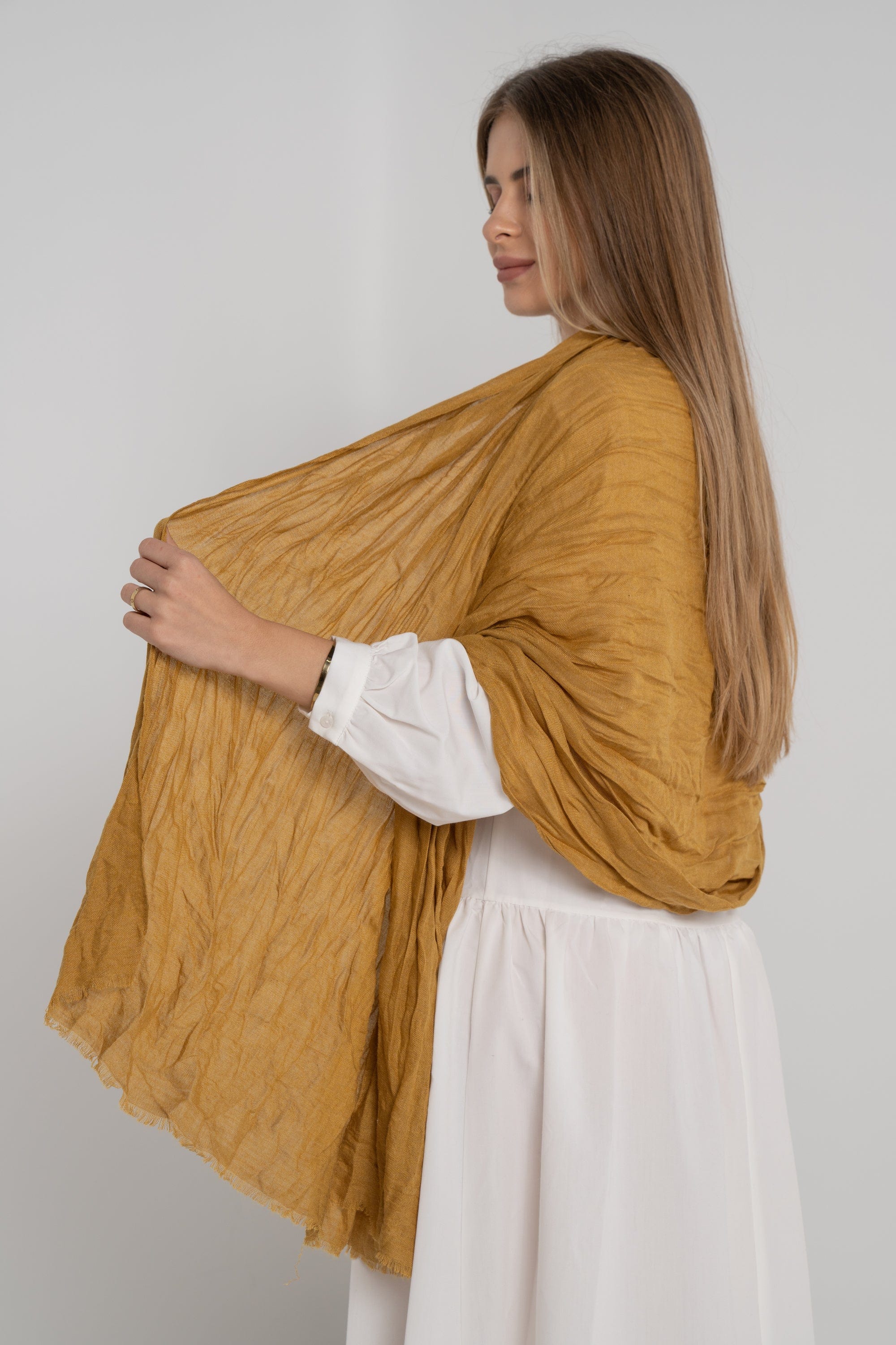 نتشي سكارف سادة مزين بالخيوط