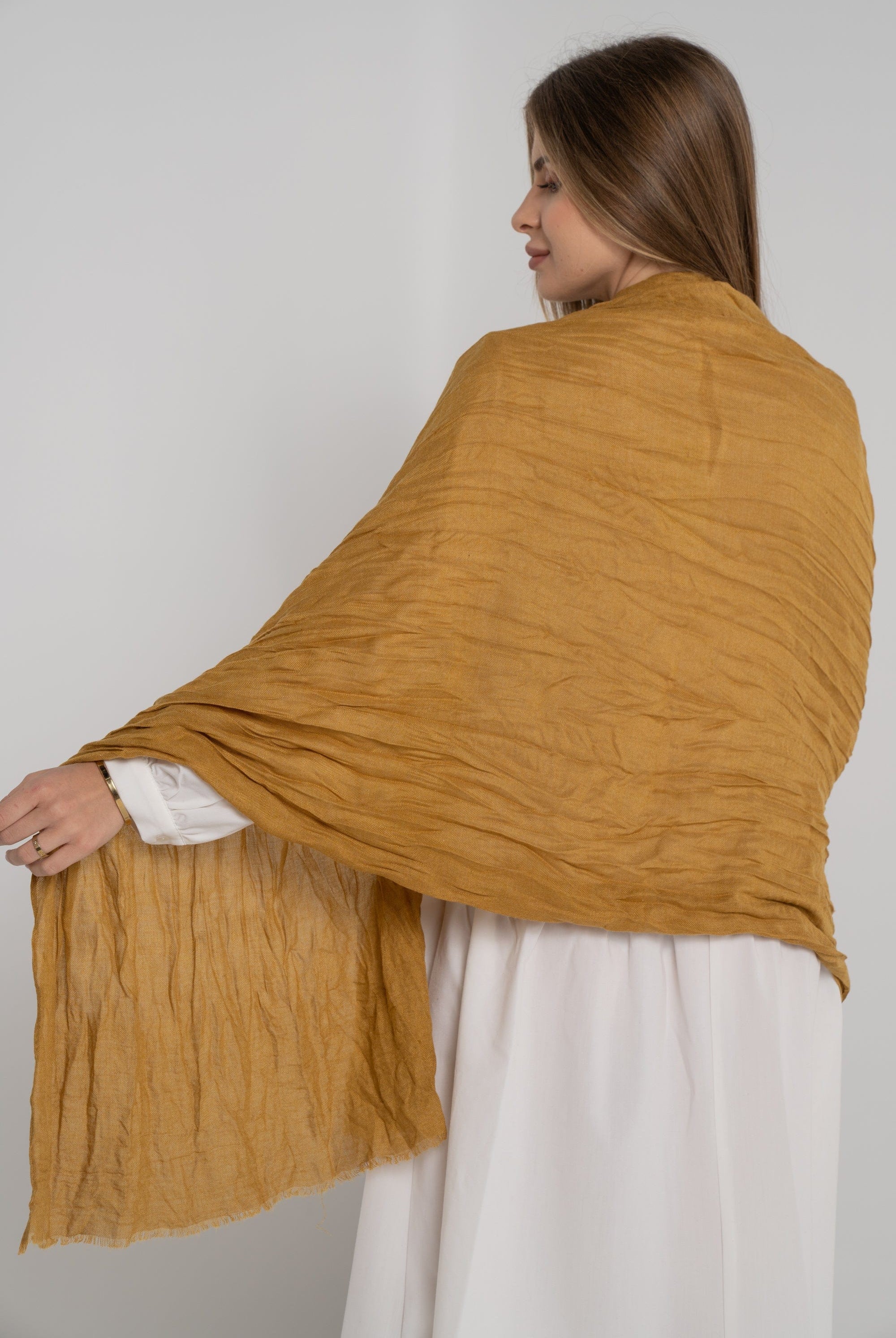 نتشي سكارف سادة مزين بالخيوط