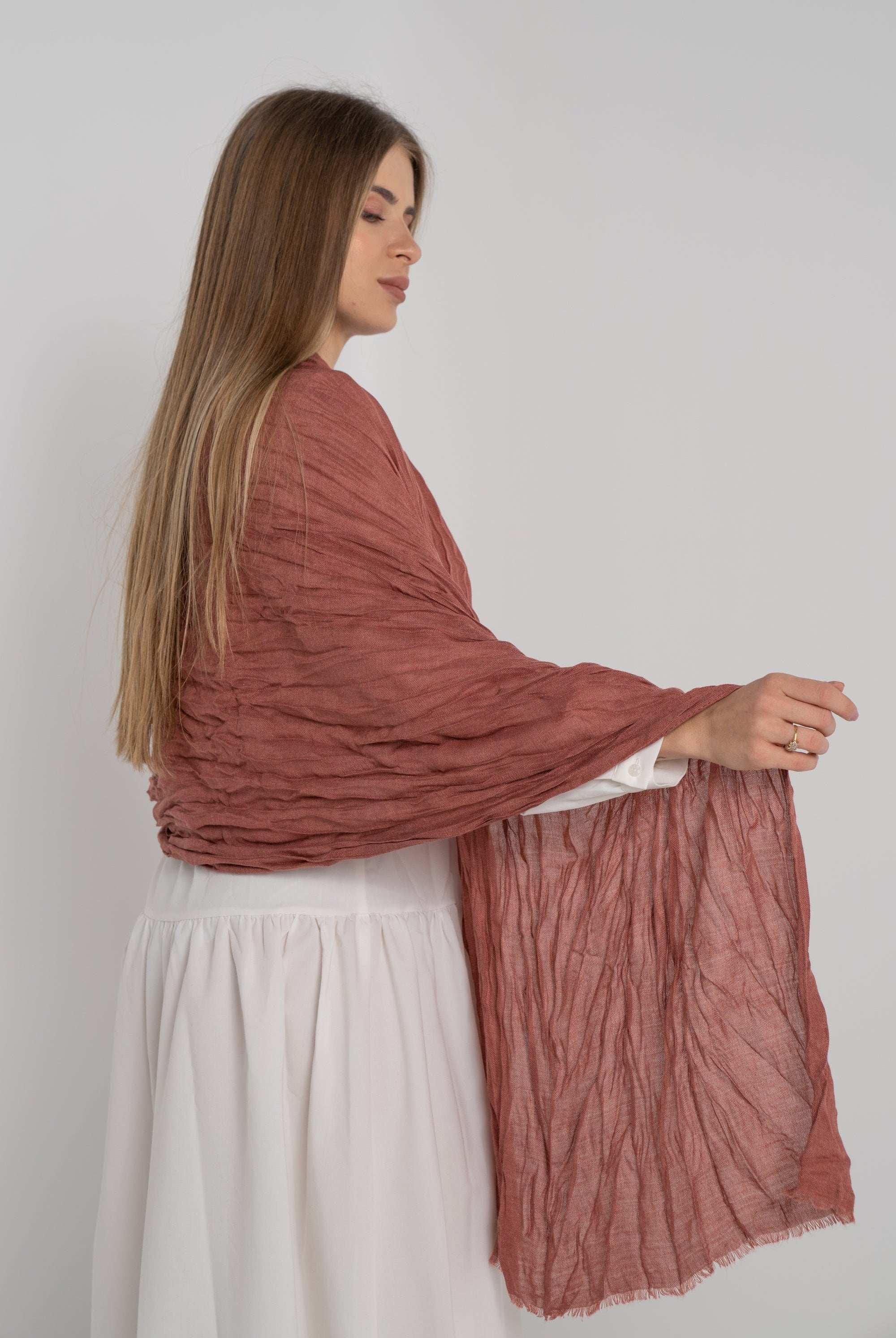 نتشي سكارف سادة مزين بالخيوط