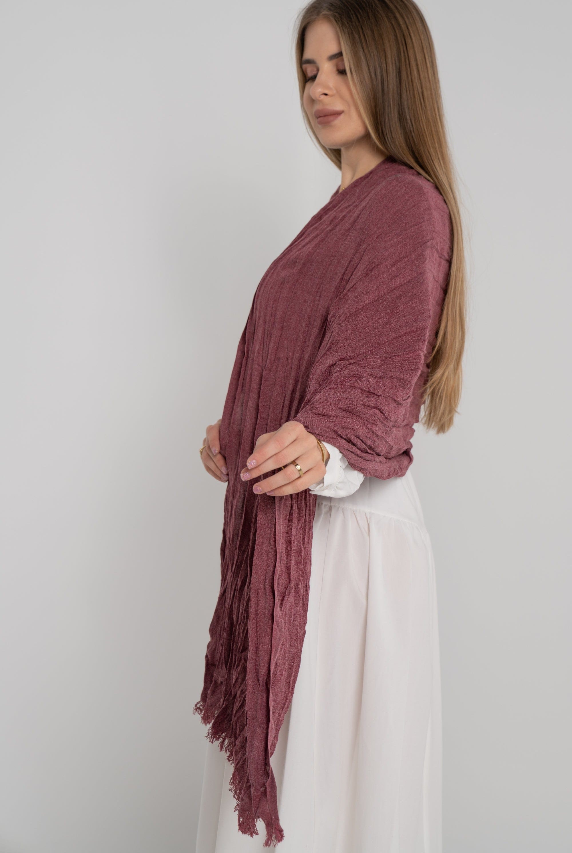 نتشي سكارف سادة مزين بالخيوط