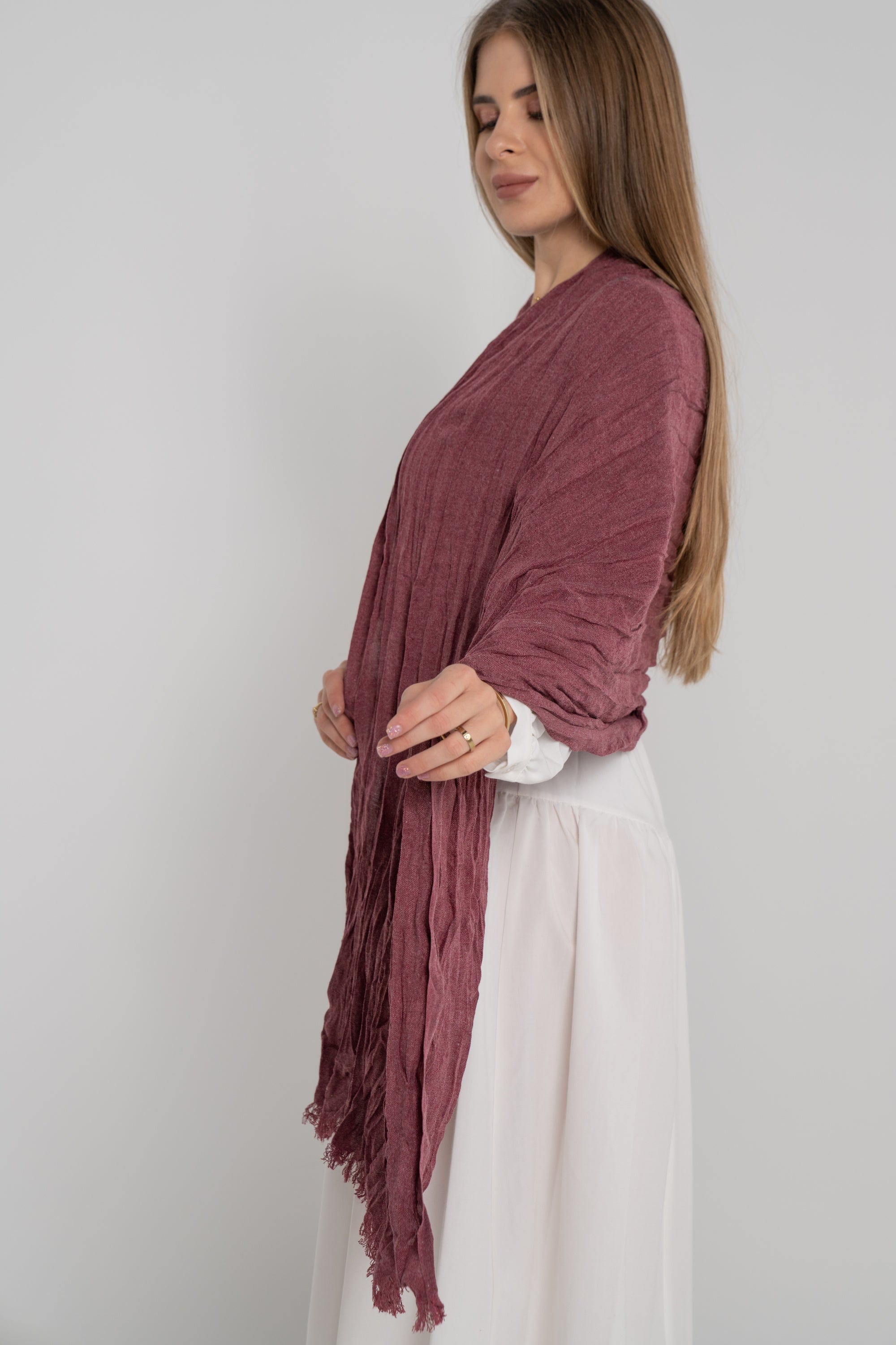 نتشي سكارف سادة مزين بالخيوط