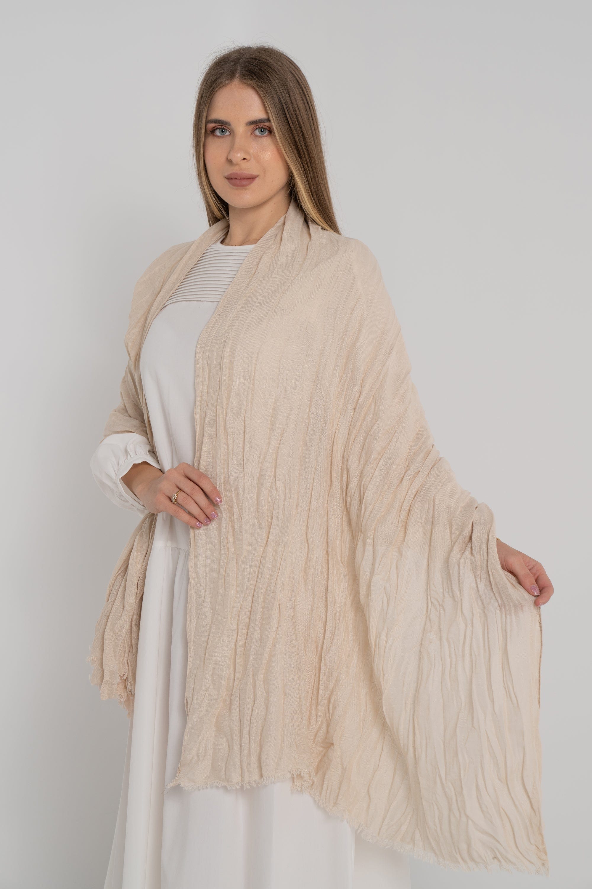 نتشي سكارف سادة مزين بالخيوط