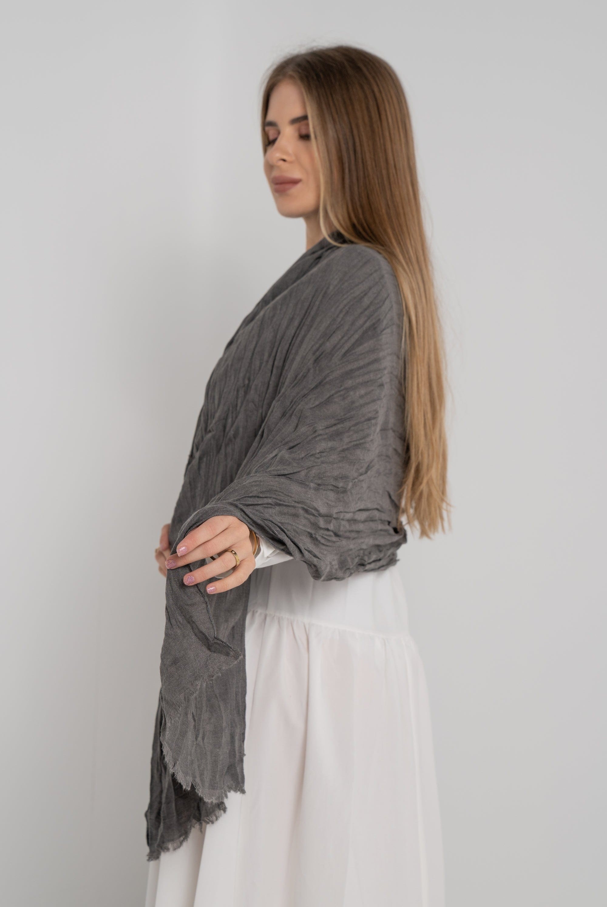 نتشي سكارف سادة مزين بالخيوط