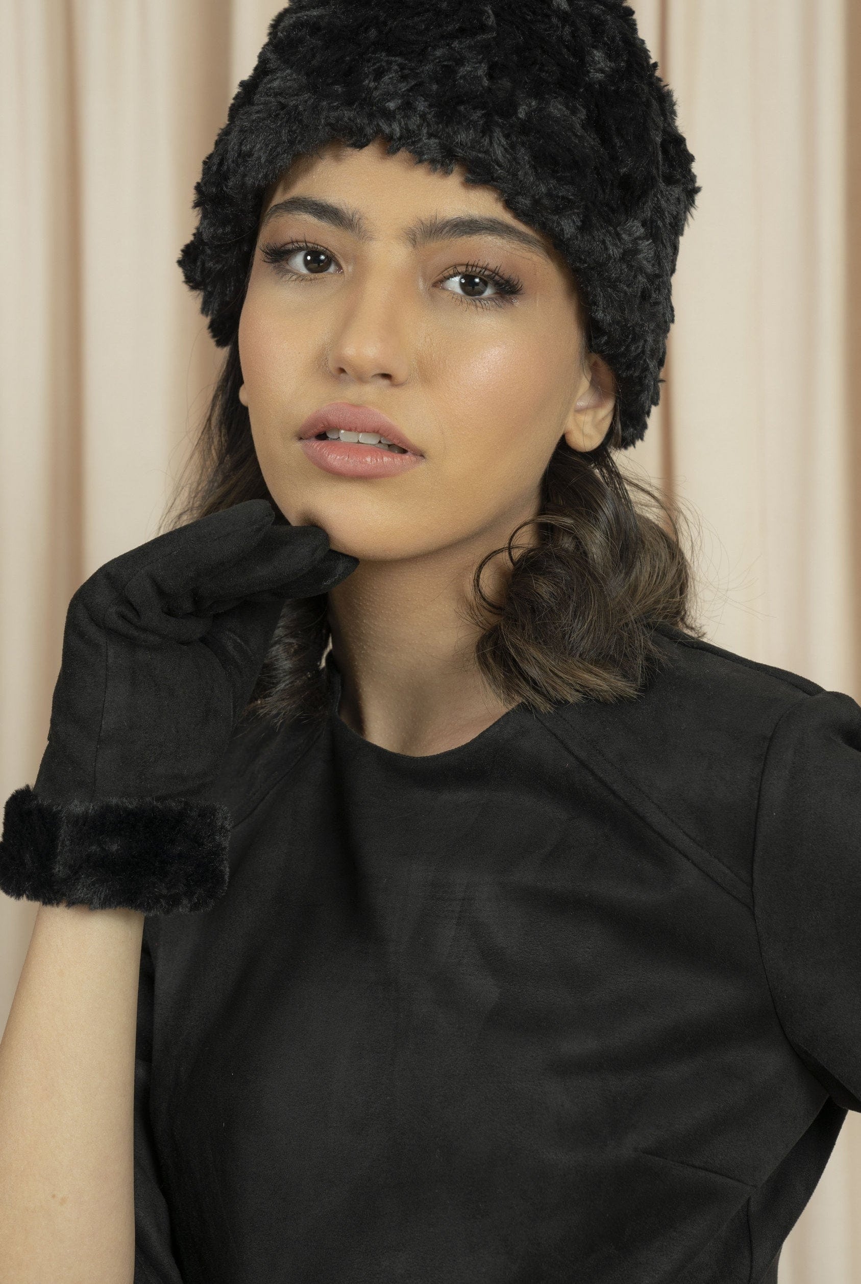 نتشي قبعة فرو على الرأس نسائية أسود