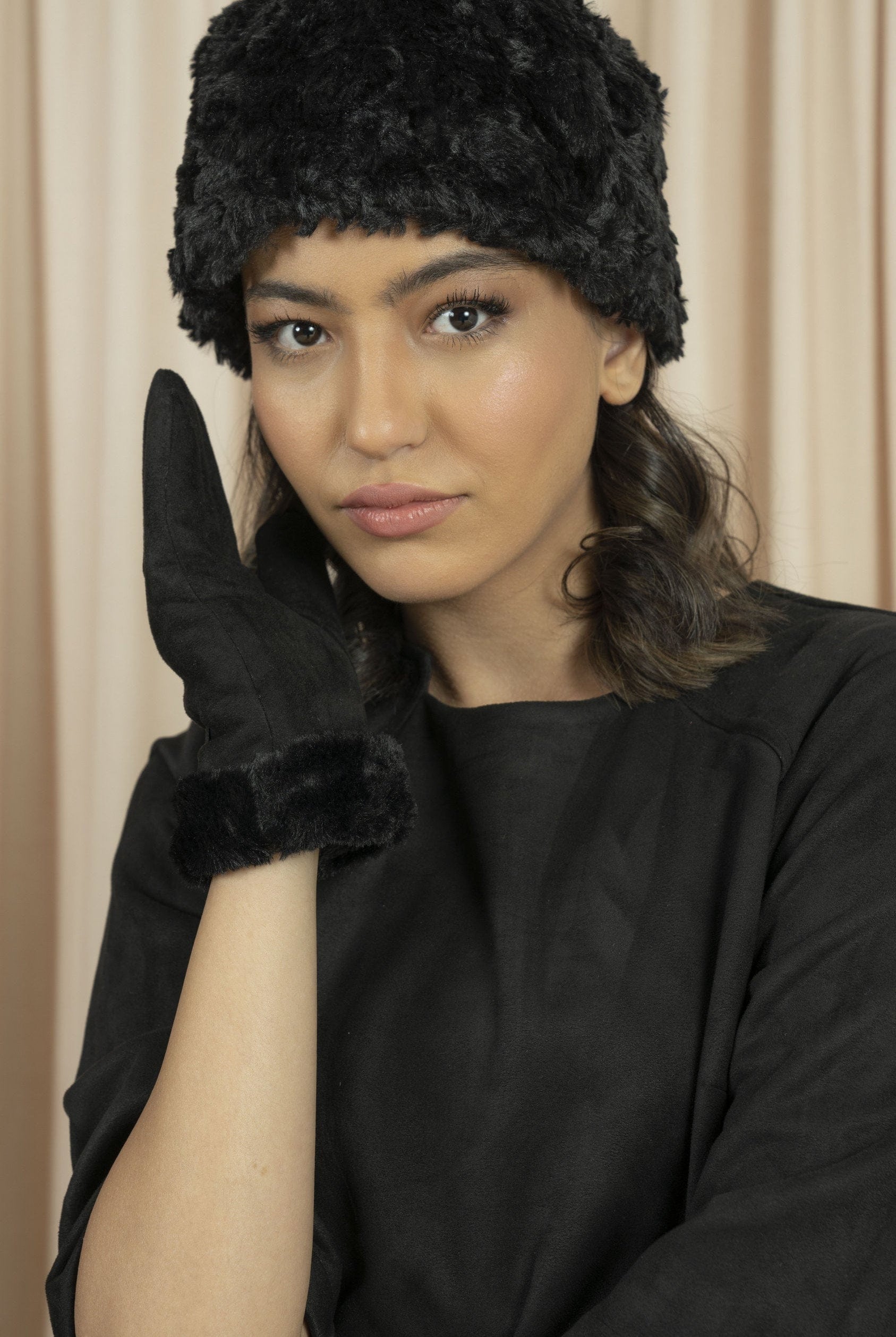 نتشي قبعة فرو على الرأس نسائية أسود