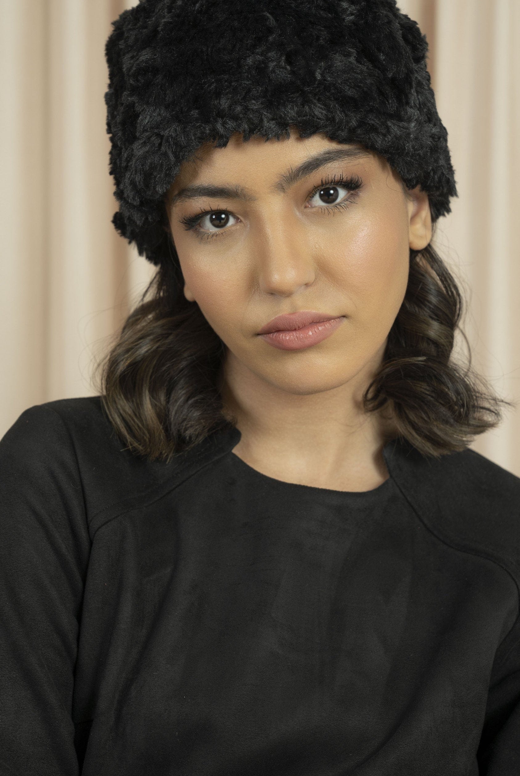 نتشي قبعة فرو على الرأس نسائية أسود