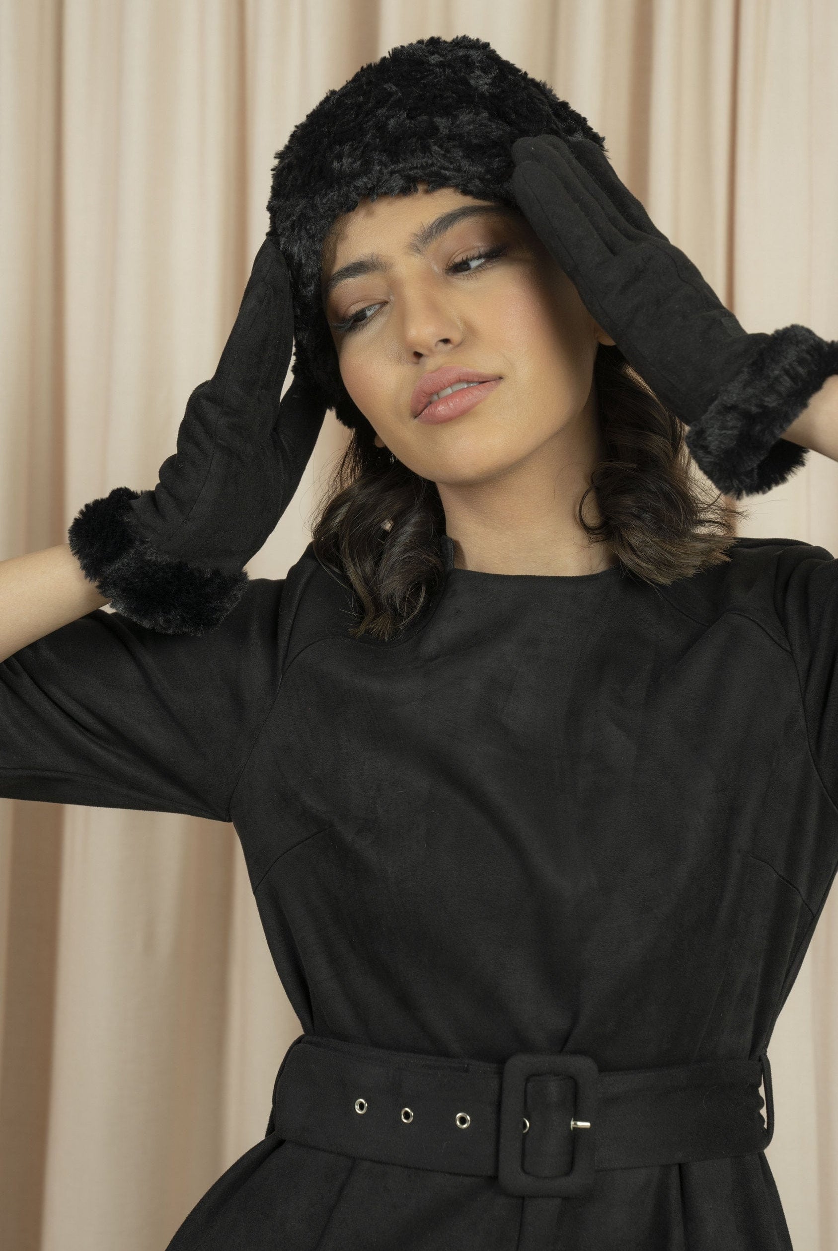 نتشي قبعة فرو على الرأس نسائية أسود