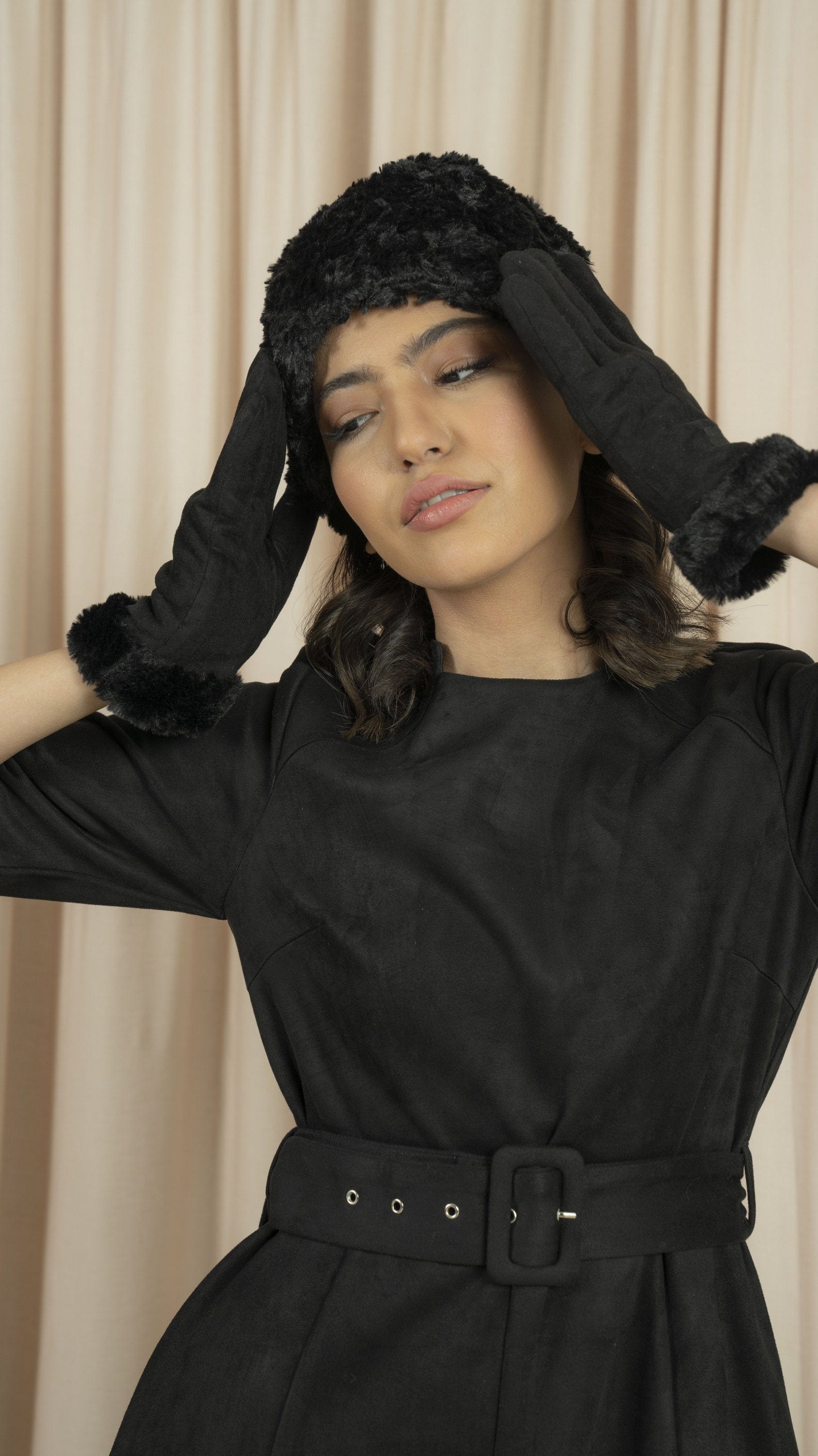 نتشي قبعة فرو على الرأس نسائية أسود