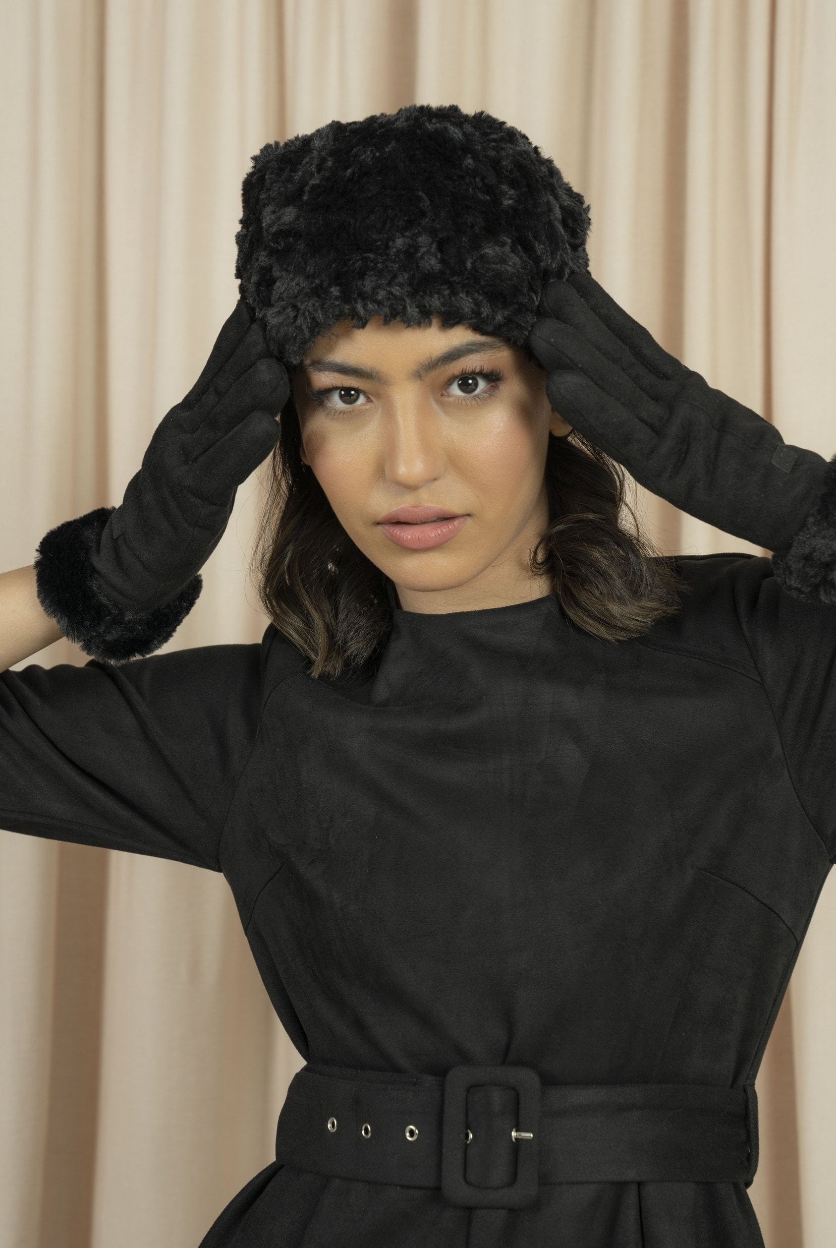 نتشي قبعة فرو على الرأس نسائية أسود