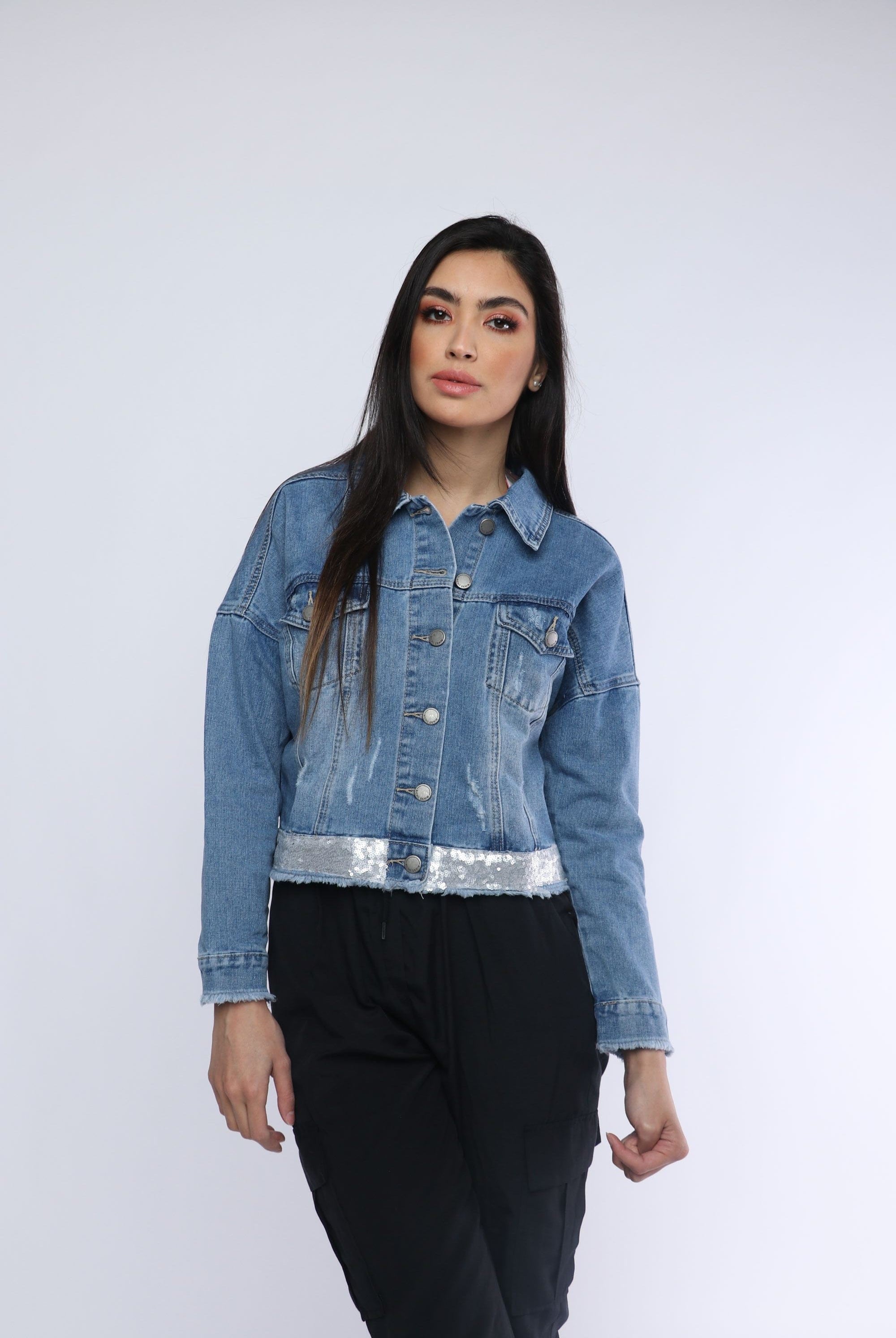 نتشي سترة بأزرار أمامية وجيوب بأكمام طويلة