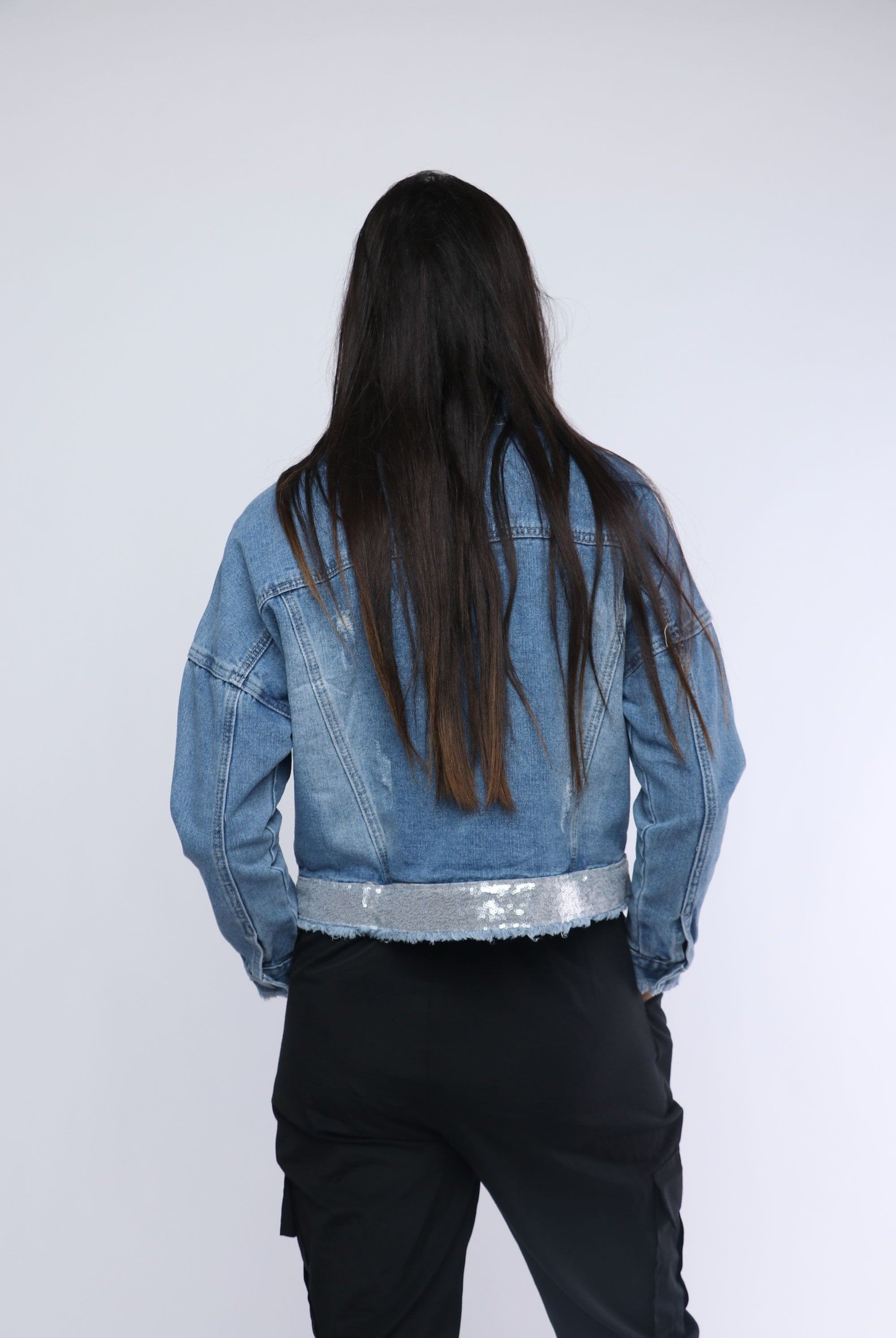 نتشي سترة بأزرار أمامية وجيوب بأكمام طويلة